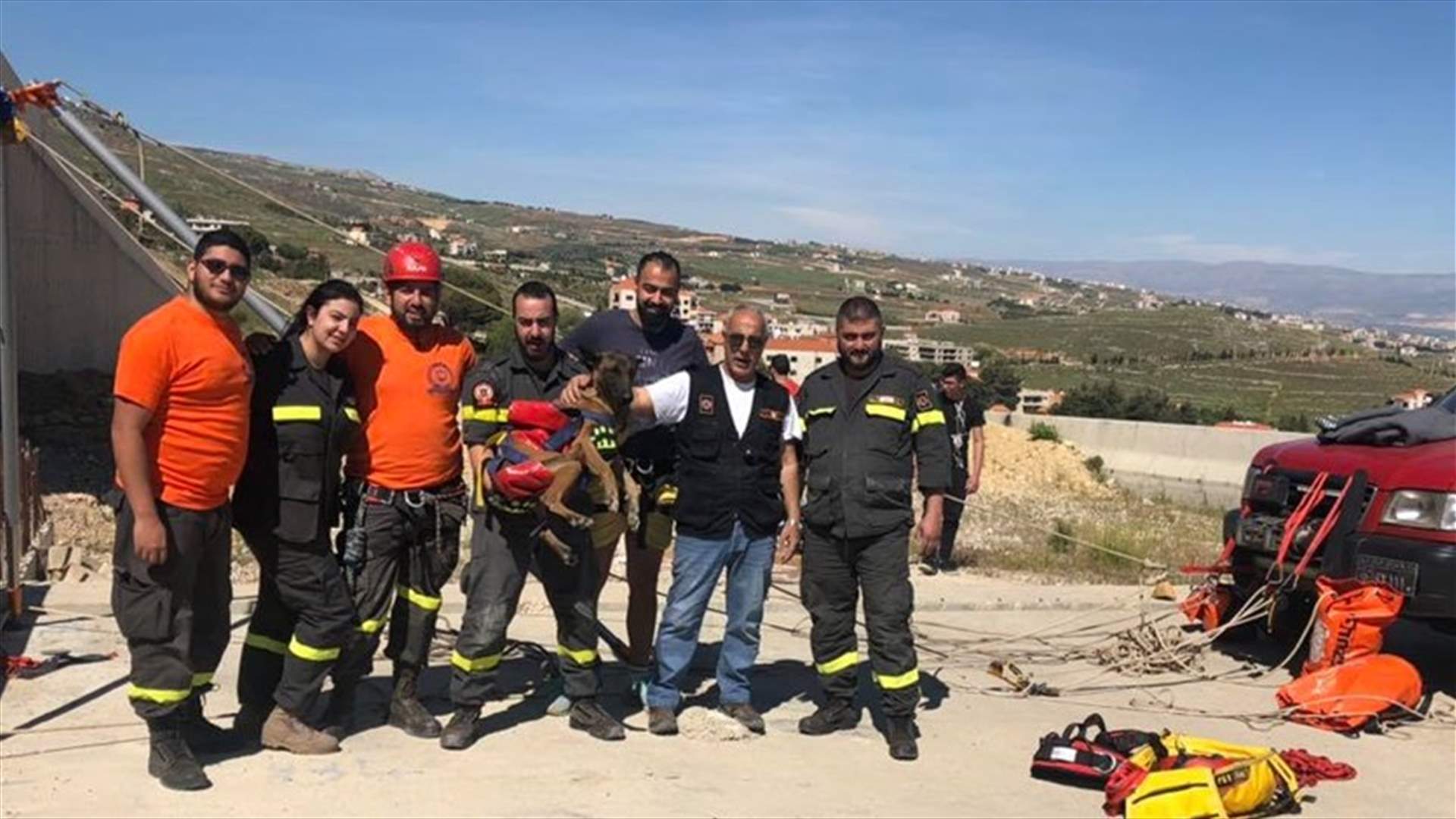 الدفاع المدني ينقذ كلبا محتجزا تحت جسر قيد الانشاء... (صور)