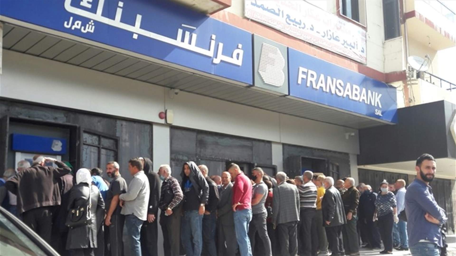 ازدحام غير مسبوق أمام مصارف حلبا