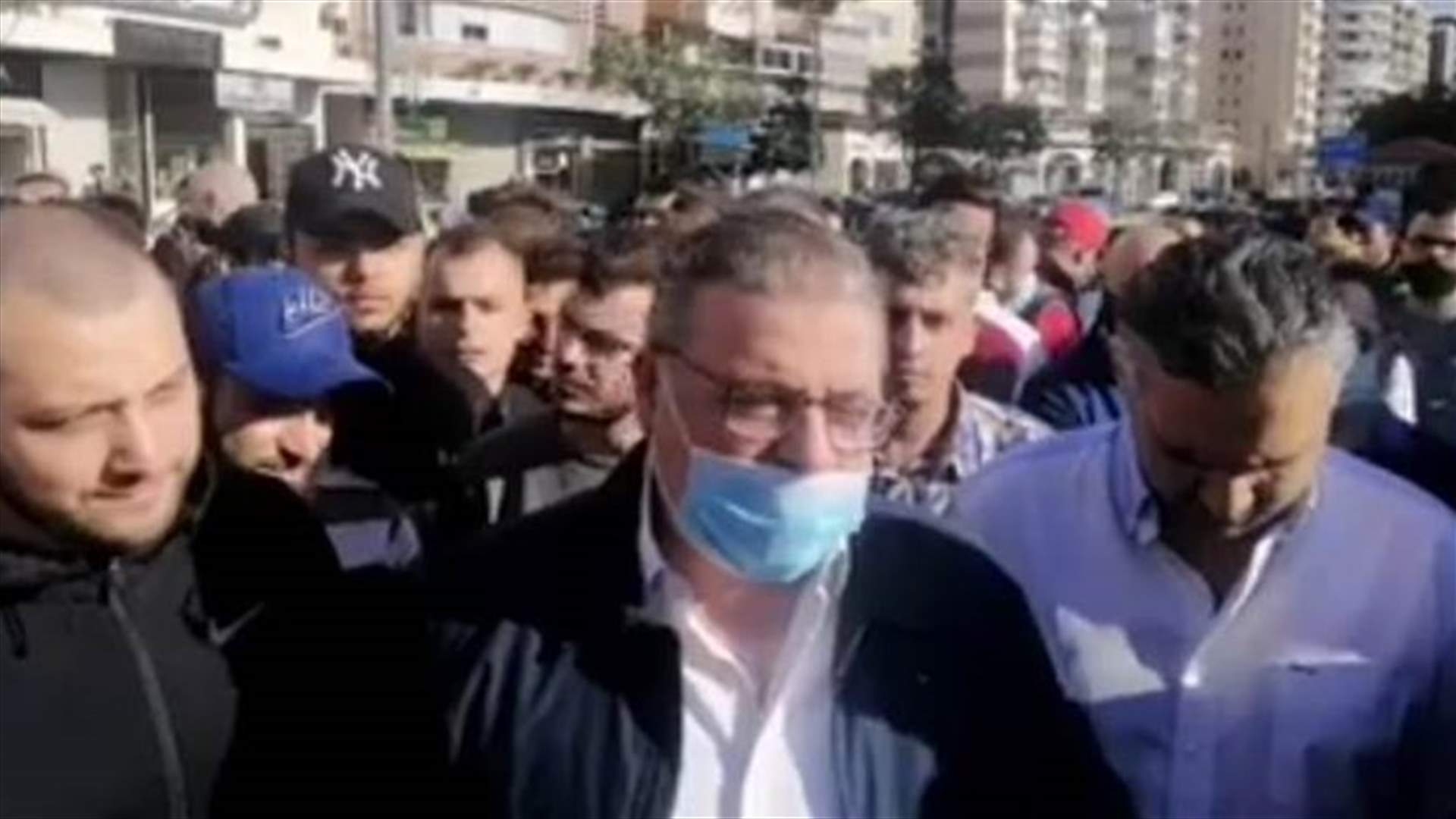 وقفة مطلبية لأصحاب وعمال المطاعم في منطقة الضم والفرز بطرابلس