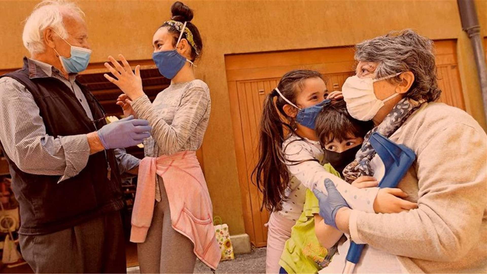 لقاء مؤثر بين أجداد وأحفادهم في إيطاليا بعد تخفيف إجراءات الحجر (فيديو)