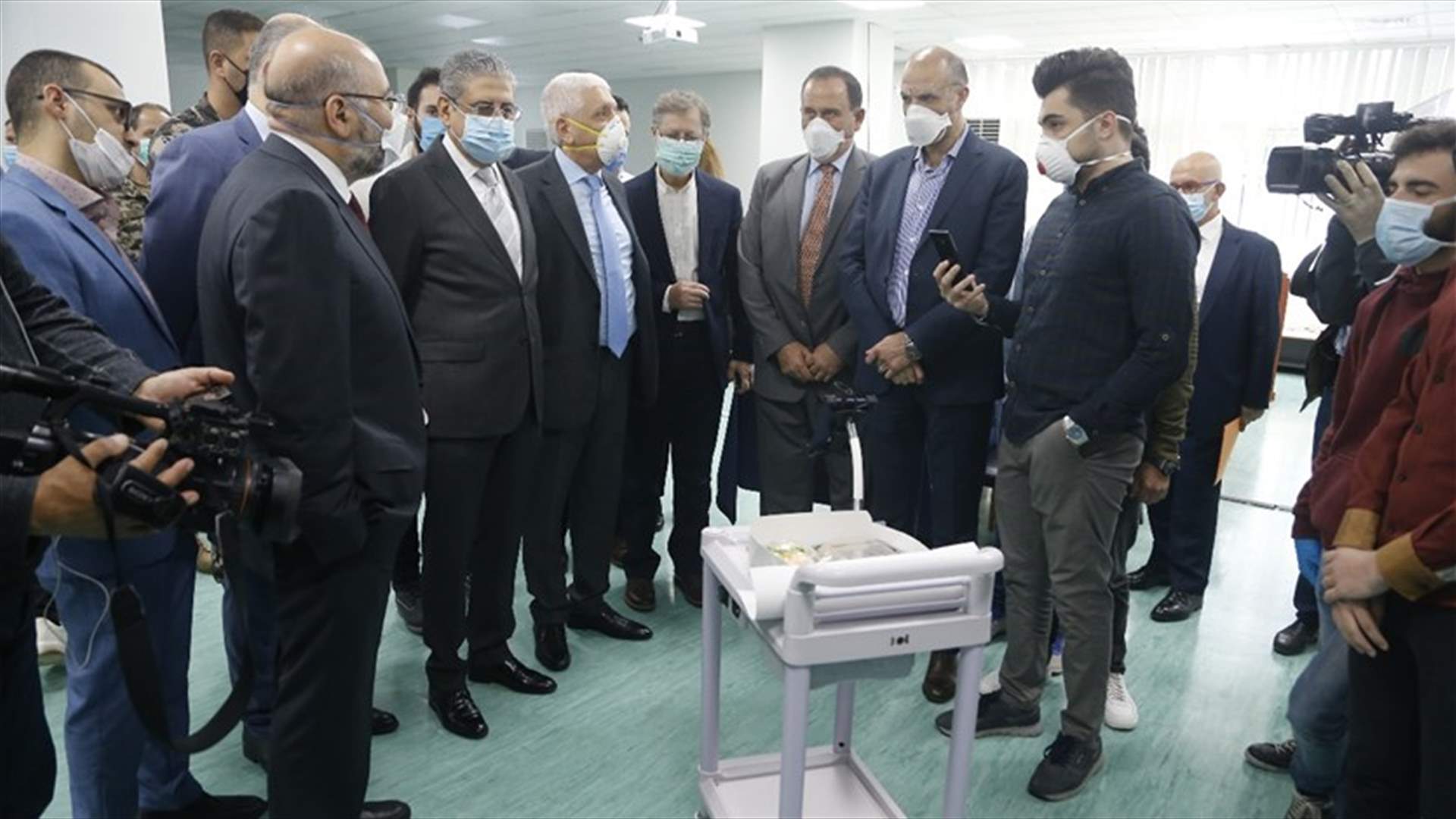 حسن خلال تسلم مستشفى الحريري "روبوت" من طلاب اللبنانية: ابداع تكنولوجي بامتياز... حب الله: جامعة ومستشفى الفقير اثبتا الكفاءة والجدارة