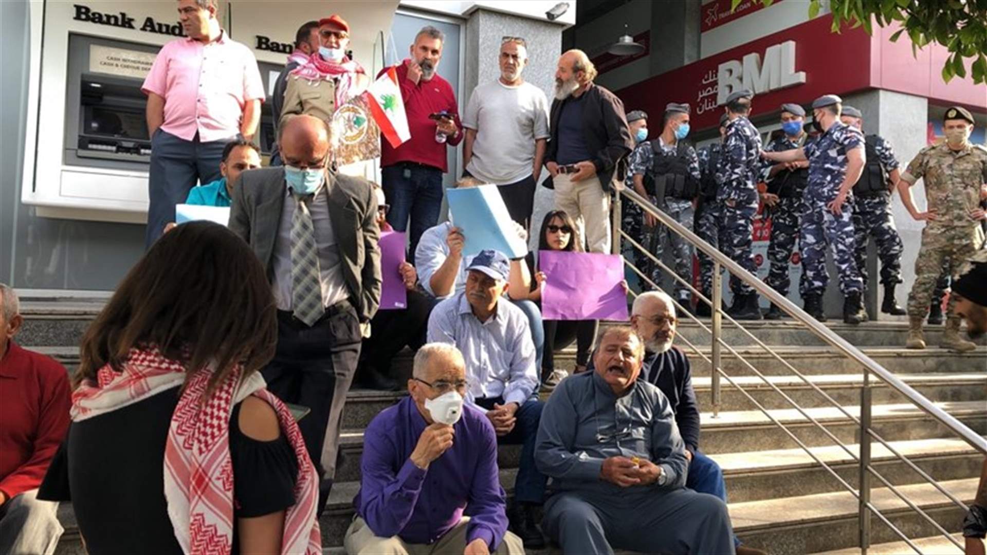 وقفات احتجاجية أمام "فرنسبنك" في  عدد من المناطق تضامنا مع شابين موقوفين (صوَر)