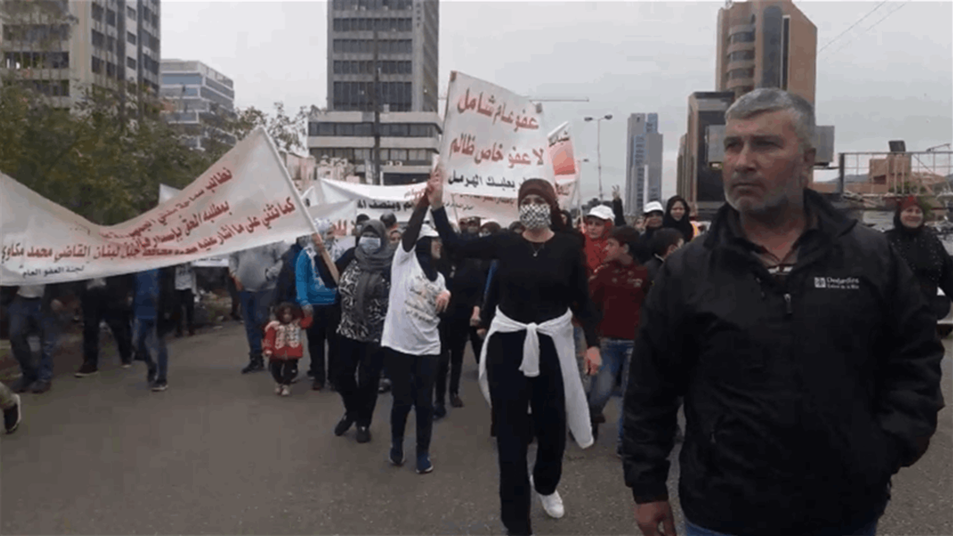 اعتصام لأهالي السجناء أمام مركز التيار الوطني الحر في ميرنا الشالوحي (فيديو)