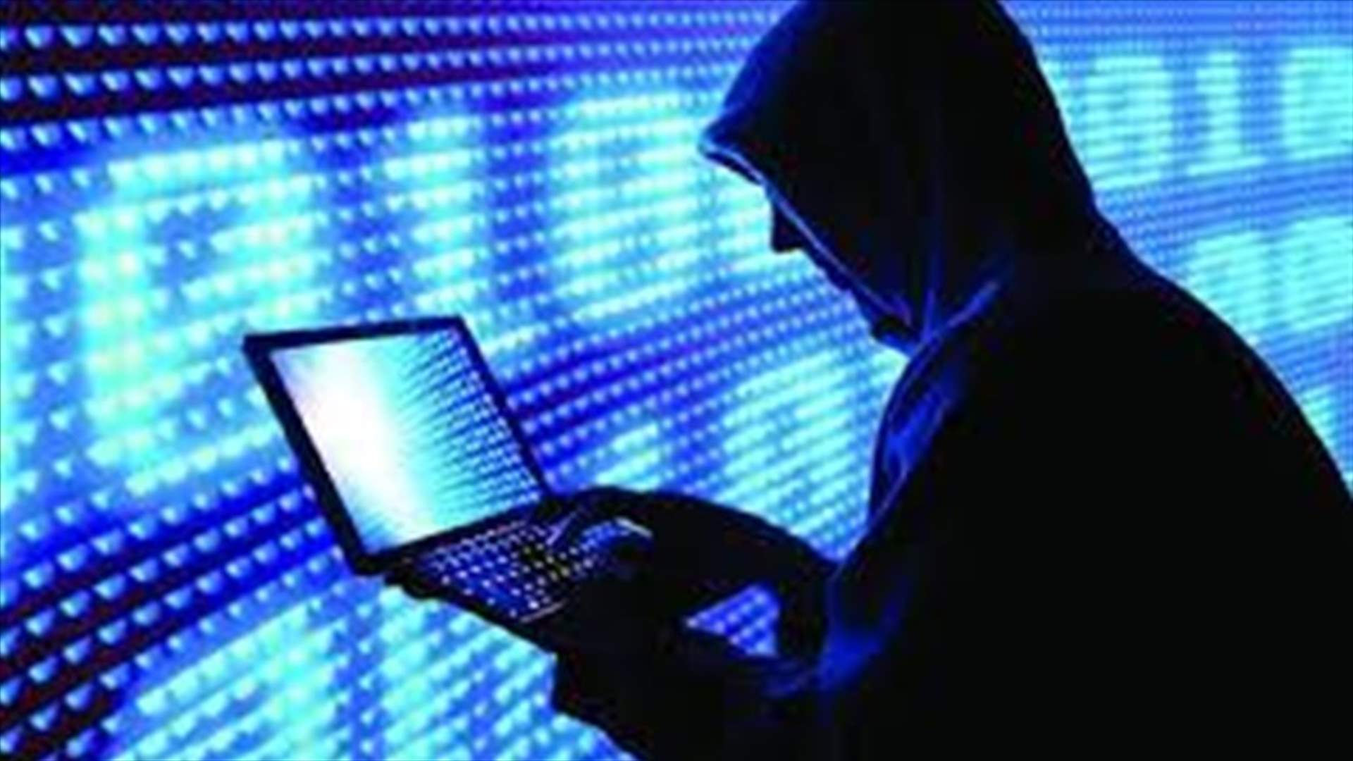 ابتزّها جنسيًا وهدّدها بنشر صور وفيديوهات حميمة لها إن لم تقم علاقة معه...