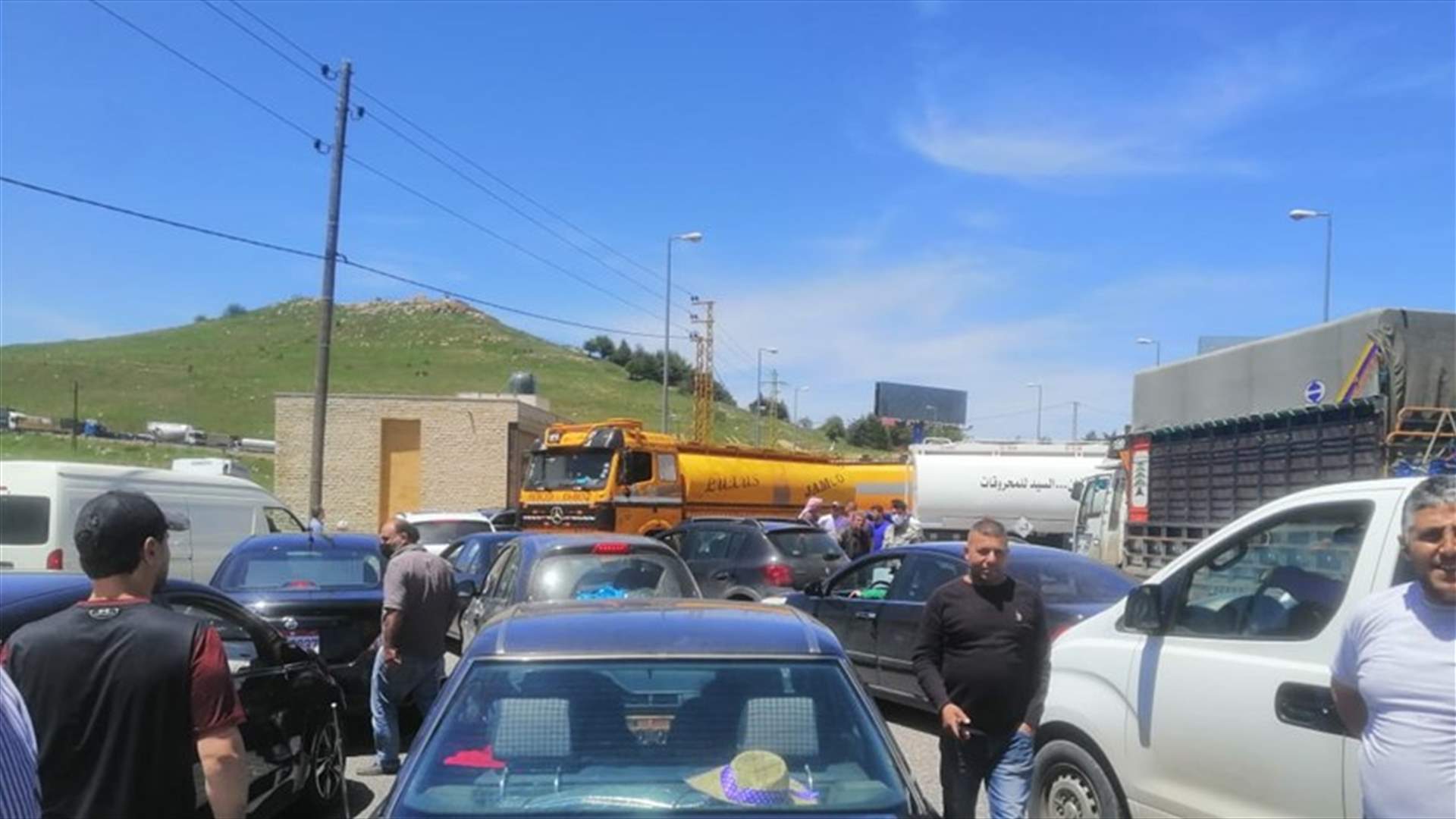 قطع طريق ضهر البيدر الدولية احتجاجًا على حجز شاحنات الماوزت