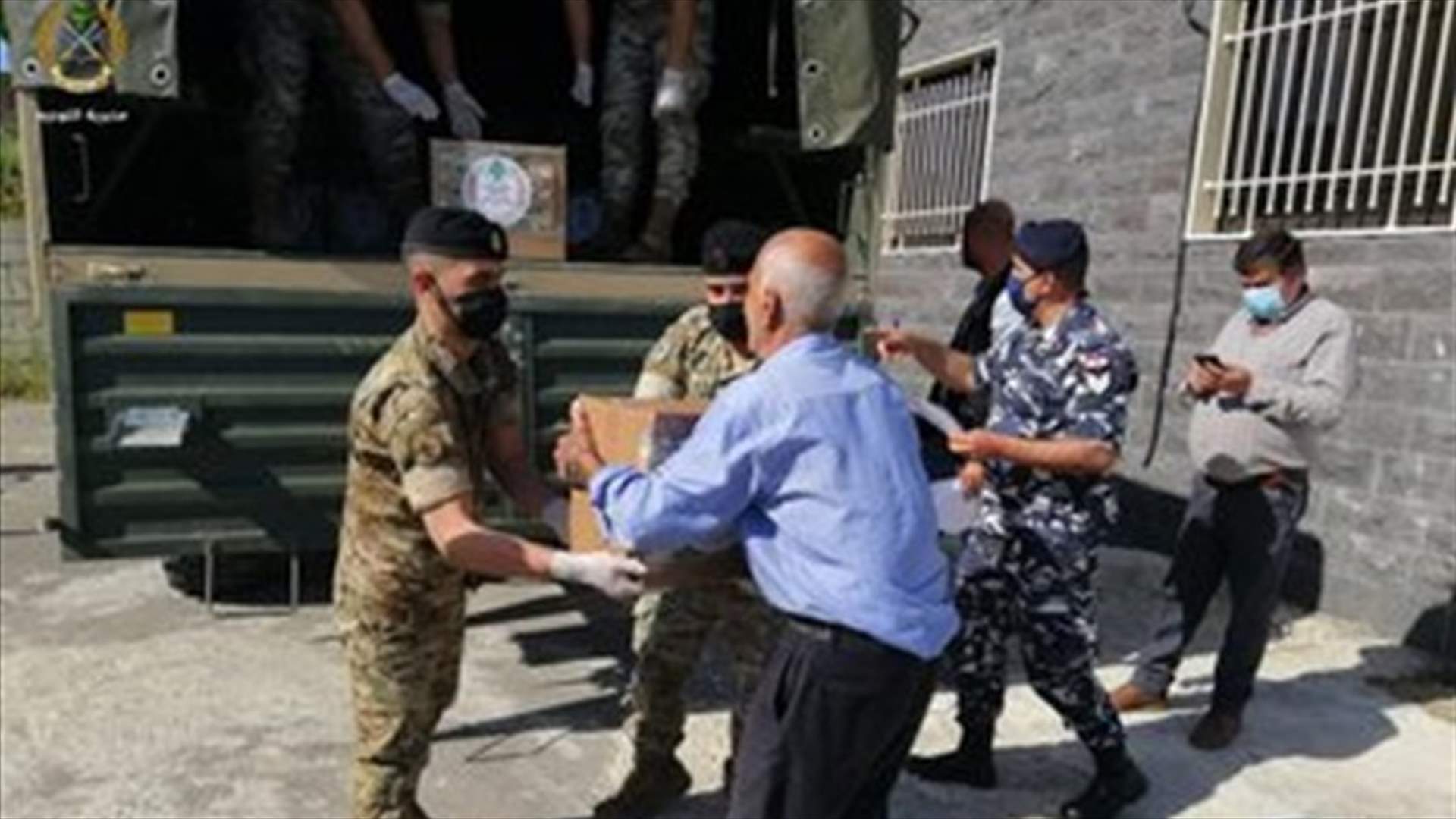 الجيش وزّع نحو ٣٠٠ حصة غذائية للعائلات في مناطق الشمال (صوَر)