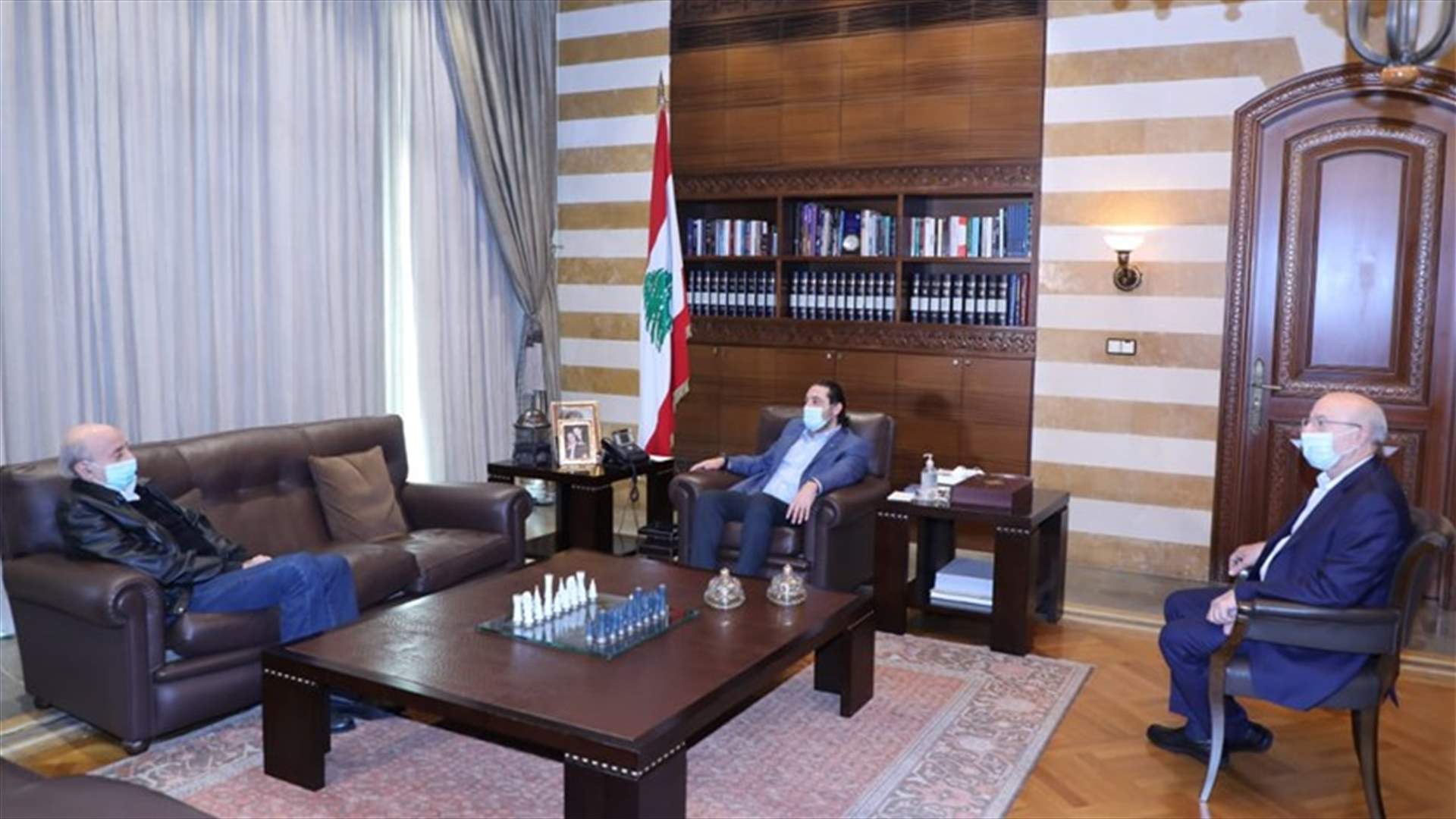 مصادر مقربة من الحريري عن زيارة جنبلاط لبيت الوسط: رسالة دعم....