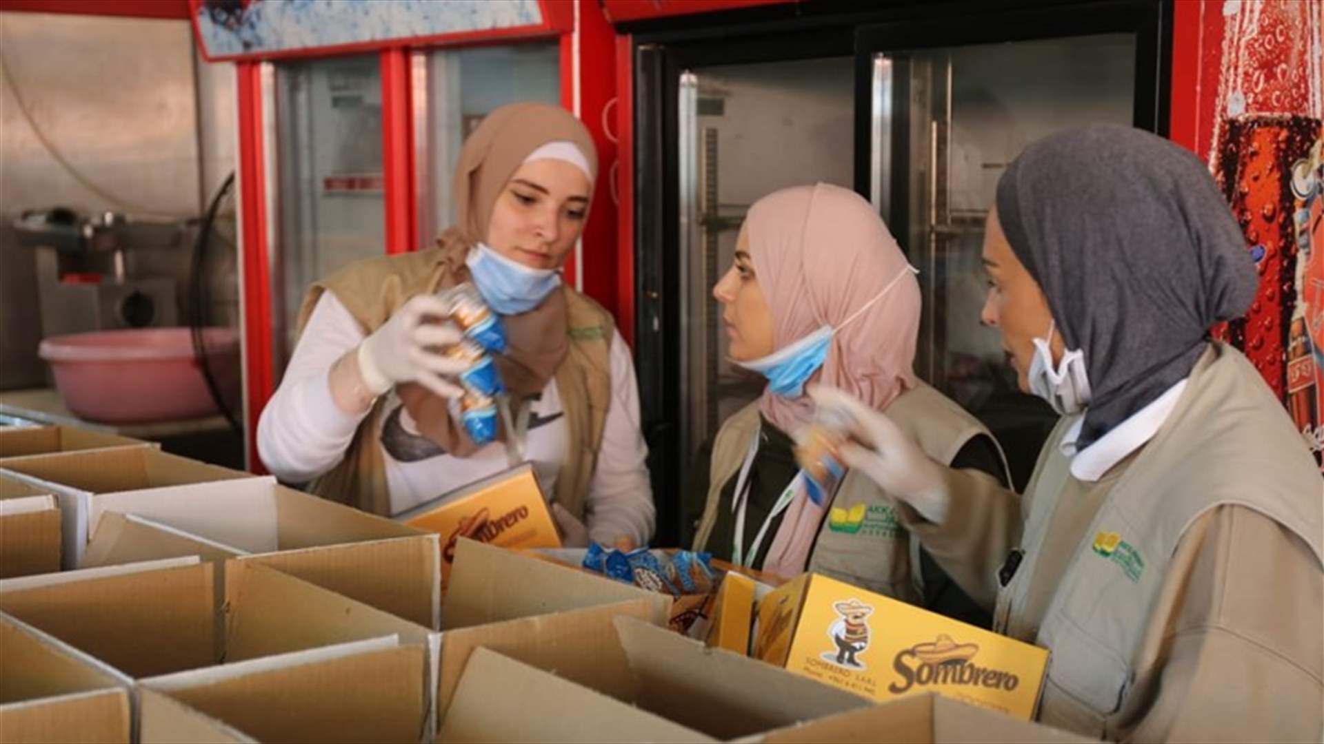 سفارة الامارات بدأت توزيع وجبات رمضانية في عكار