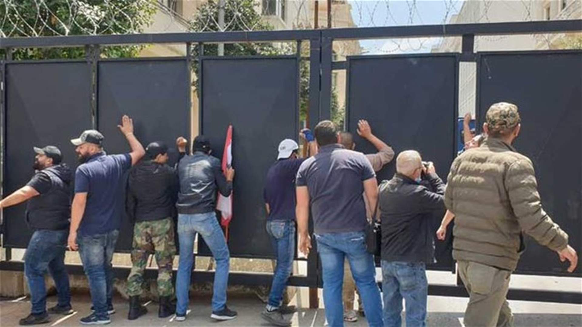 محتجون أمام وزارة الاقتصاد طالبوا بقمع الاحتكار والحد من ارتفاع الاسعار