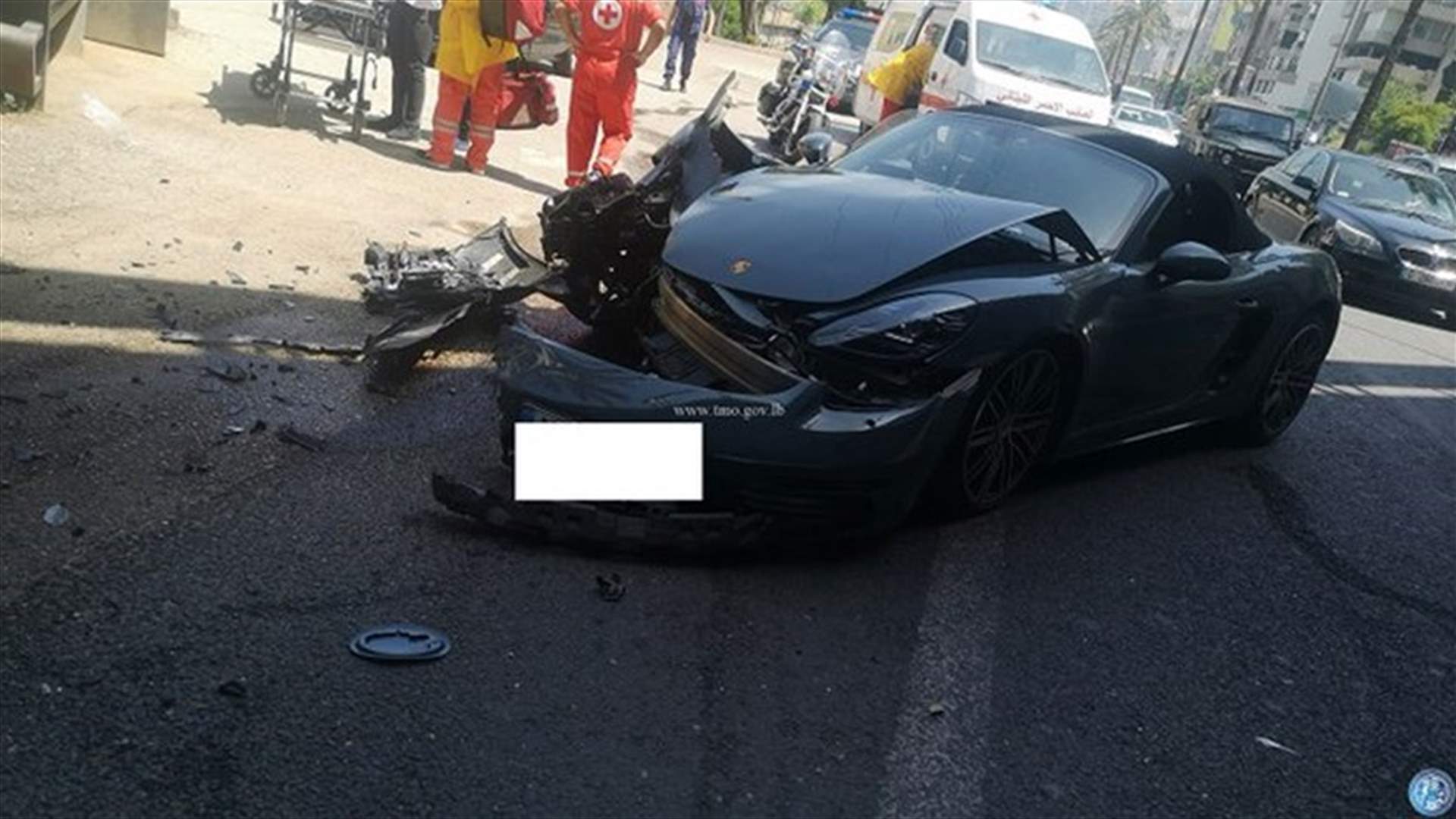 سقوط جريح بعد اصطدام سيارته بحائط جسر الـ "Ap&ocirc;tres" في جونية (صورة)