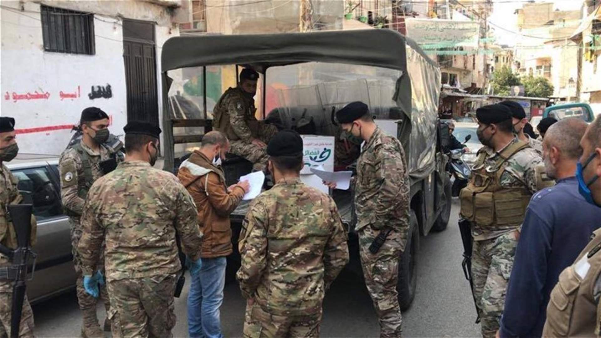 الجيش واصل توزيع المساعدات على السائقين العمومين في الكورة