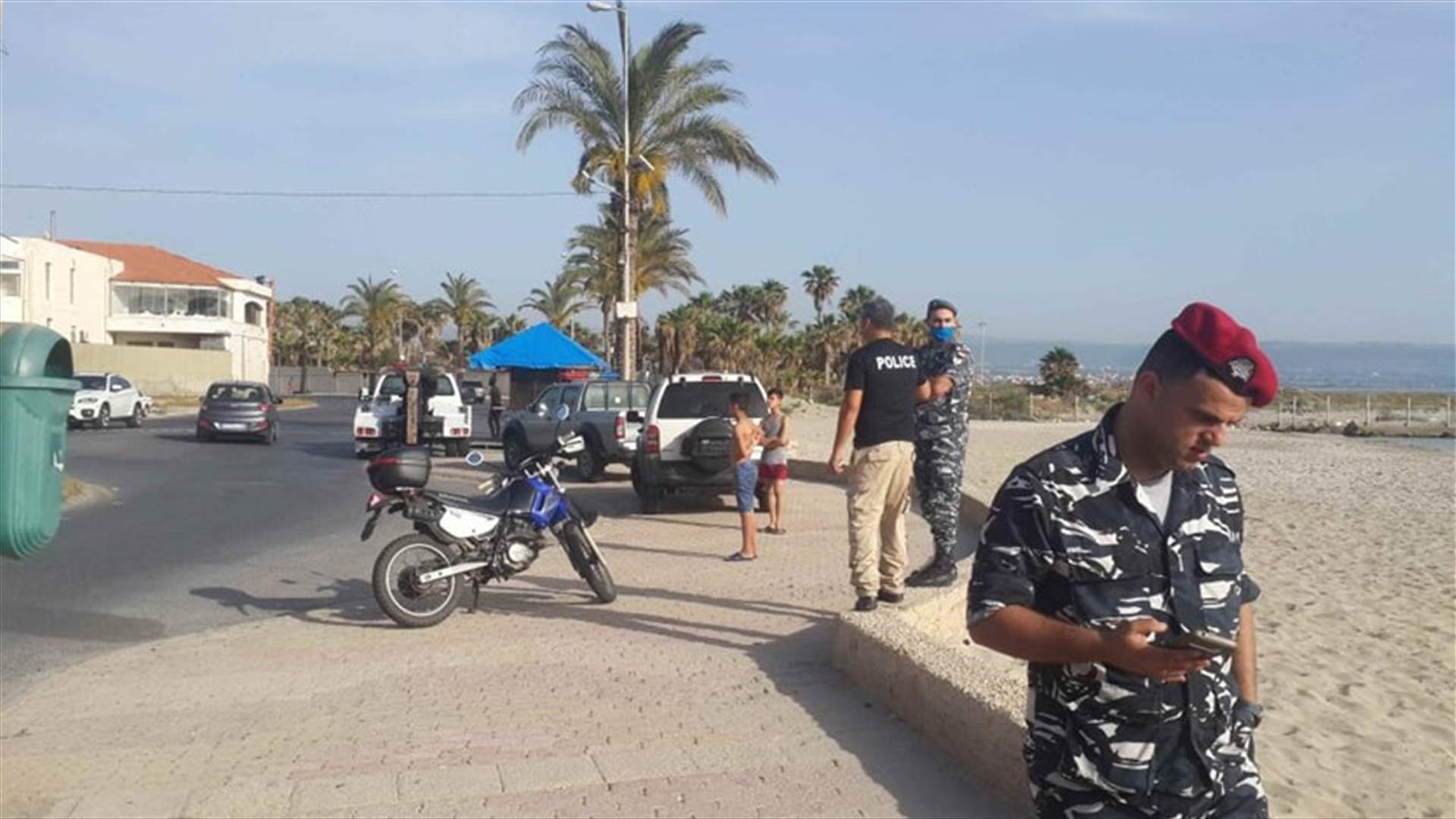 بعد تلقيها شكاوى... قوى الأمن تُجبر المواطنين على مغادرة شاطئ صور (صوَر)