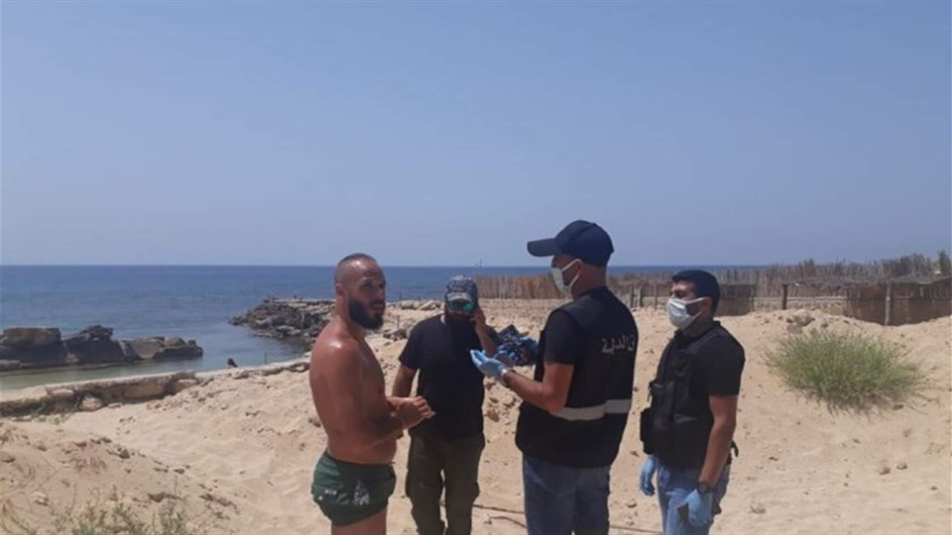 دوريات لأمن الدولة على شاطئ ساحل الشوف طلبت من رواده المغادرة...