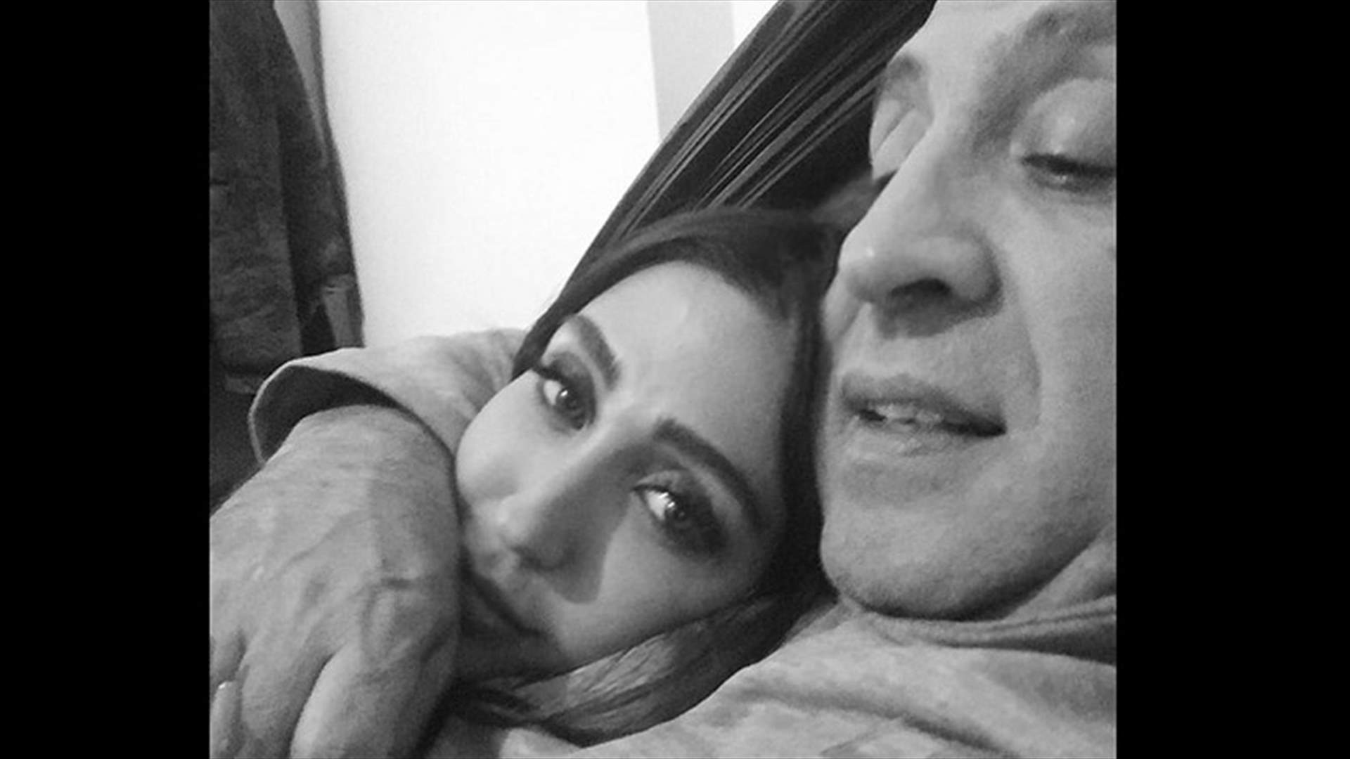 النجوم يعزّون جيسي عبدو بوفاة والدها.. ماذا قالت صديقتها ماغي بو غصن؟