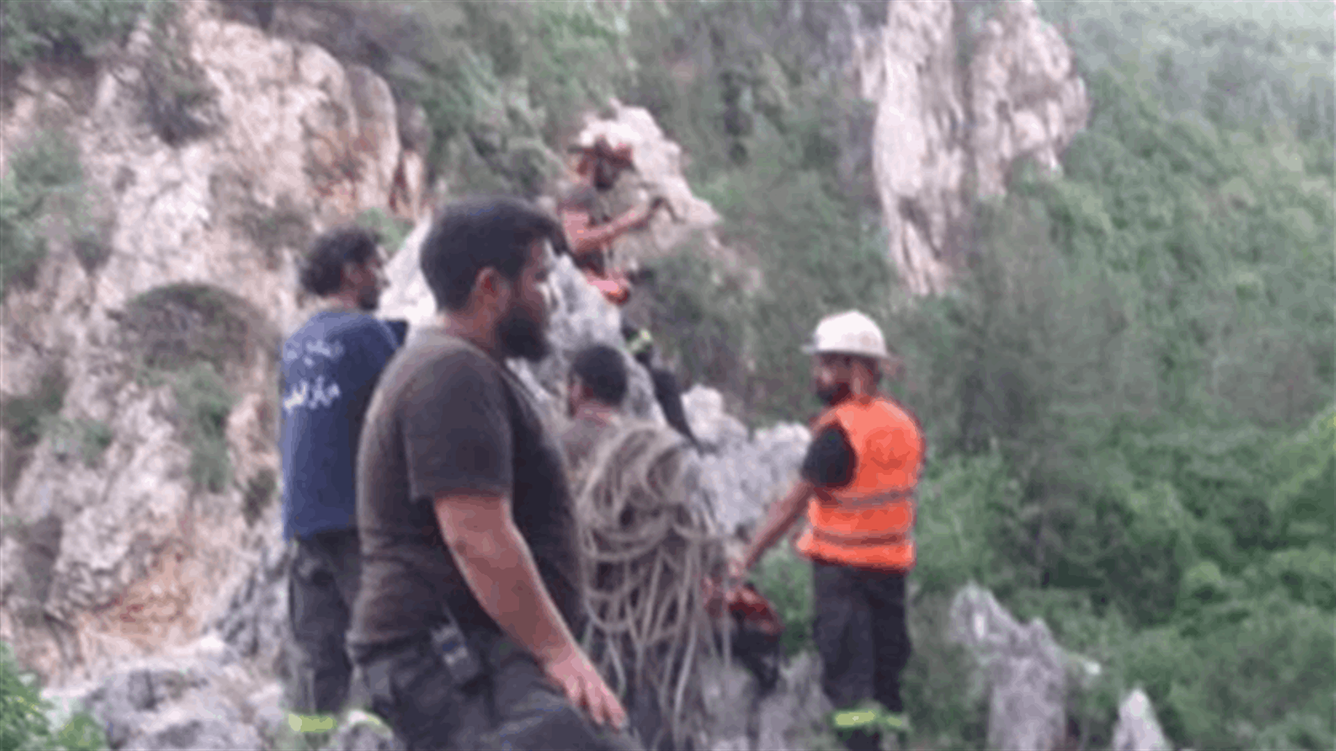 إنقاذ شاب سقط عن مرتفع شاهق في يحشوش (صورة)