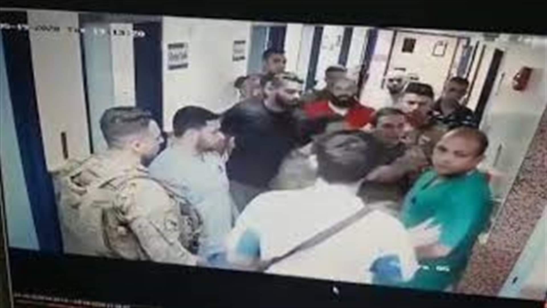 فيديو يُظهر تعرّض طبيب للضرب من قبل عسكريَين في مستشفى دار الشفاء