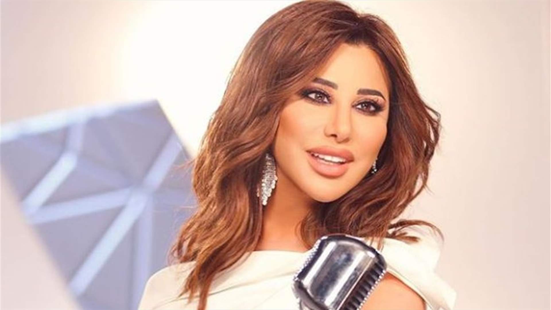 هل غنّت نجوى كرم لعلاج كورونا قبل 18 عاماً؟ (فيديو)