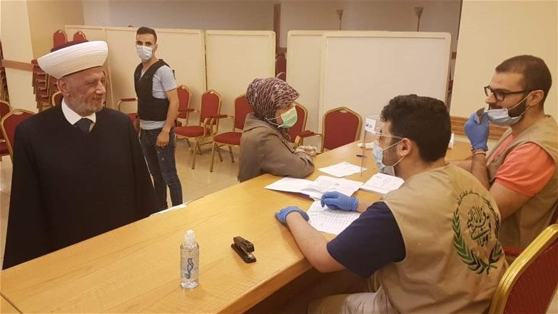 دريان جال على مراكز توزيع المساعدات المالية للمحتاجين في بيروت: دار الفتوى ستبقى تعمل لصالح اللبنانيين جميعًا