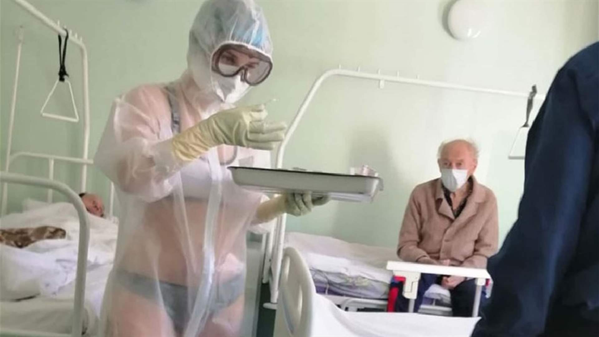 بسبب الحر الشديد في روسيا... ممرّضة تظهر بزي غير مألوف في عملها وتثير بلبلة (صورة)