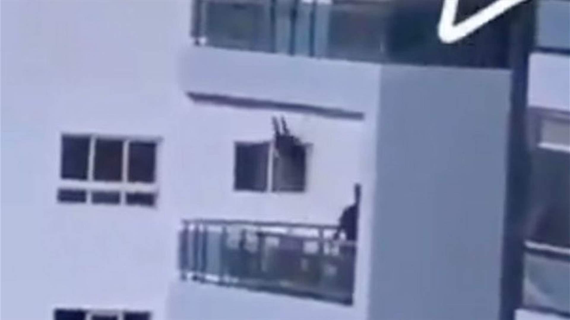 أب يدفع إبنته على الأرجوحة في الهواء... ويعرّض حياتها للخطر (فيديو)
