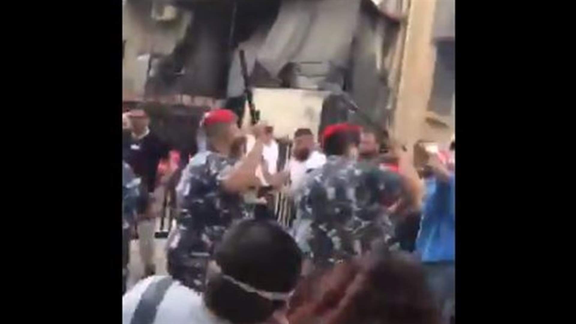 اعتصام وتضارب أمام منزل القاضية غادة عون احتجاجا على توقيف شخص... ماذا حصل؟ (فيديو)