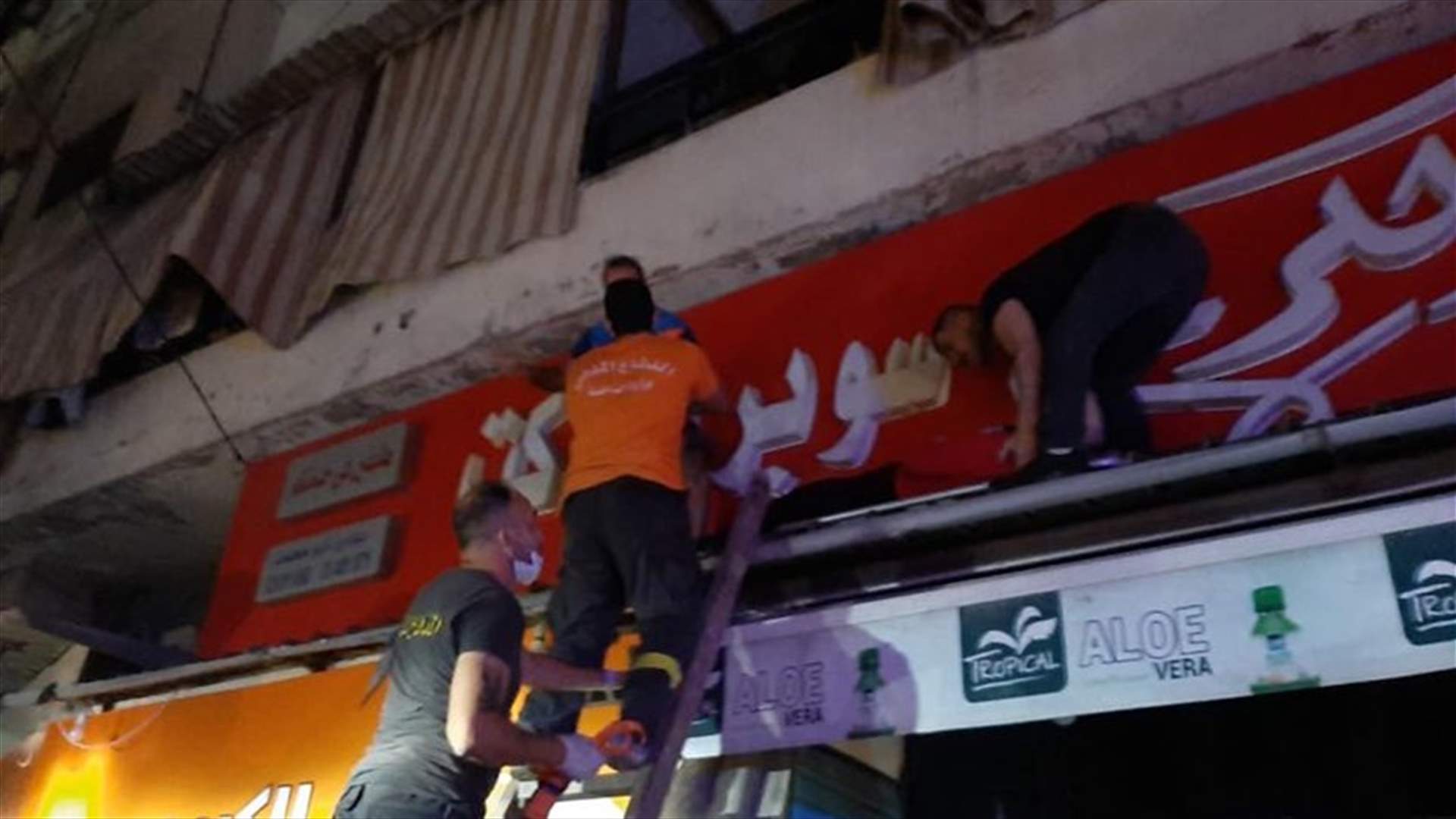 انقاذ امرأة بعد سقوطها عن شرفة منزلها...