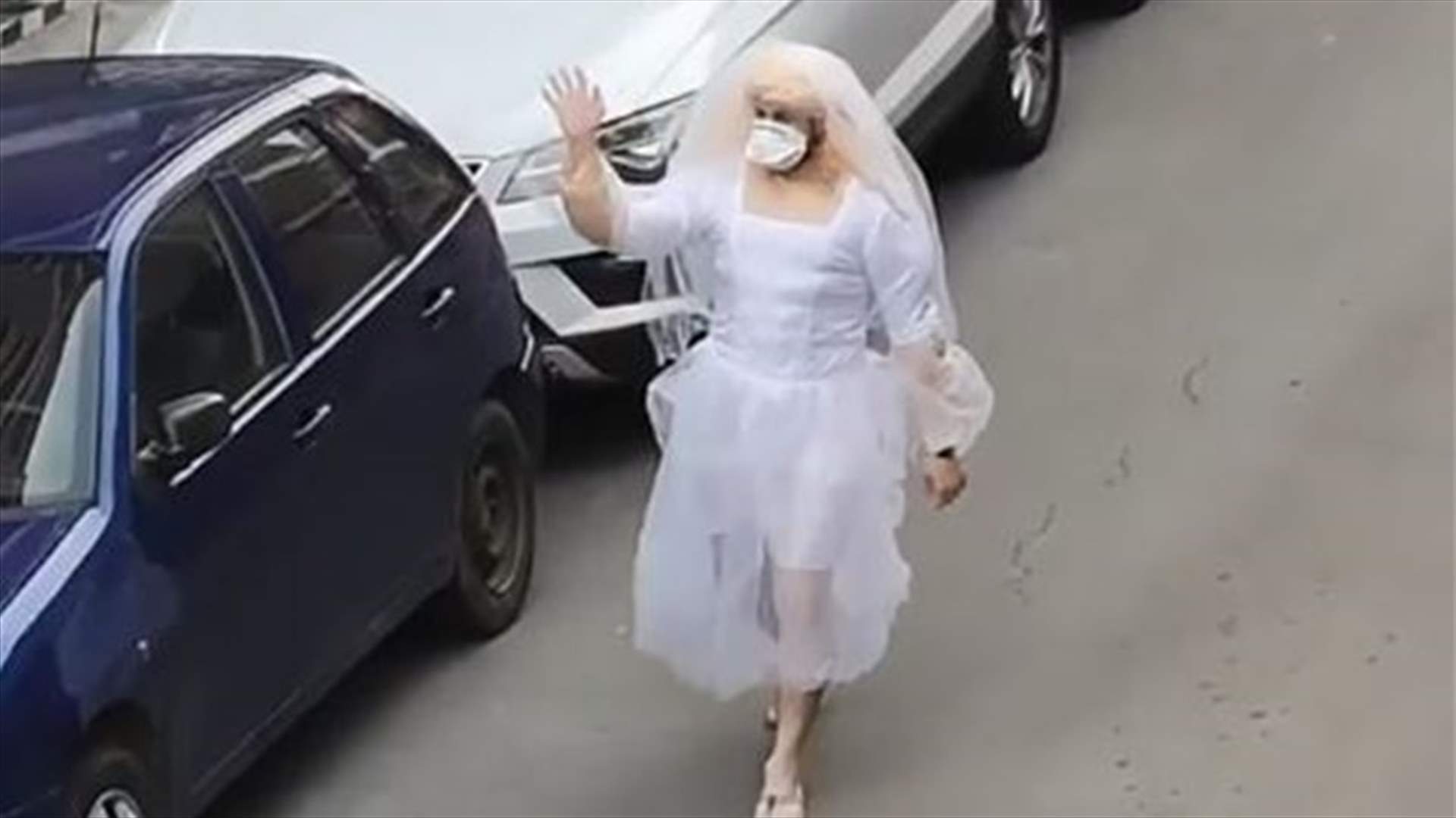 شاب يتجوّل بشوارع إسبانيا بأزياء تنكرية ويرفّه عن السكان (فيديو)
