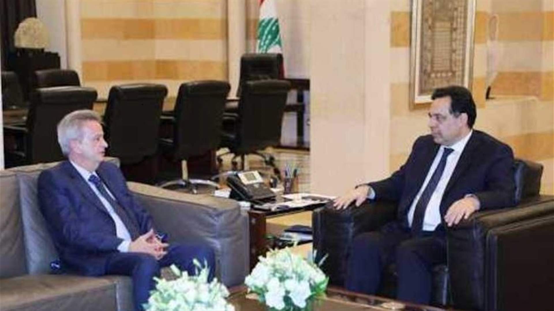 قرار لجم السوق أتى بعد اجتماع ليلي بين دياب وسلامة... فماذا دار في الاجتماع؟
