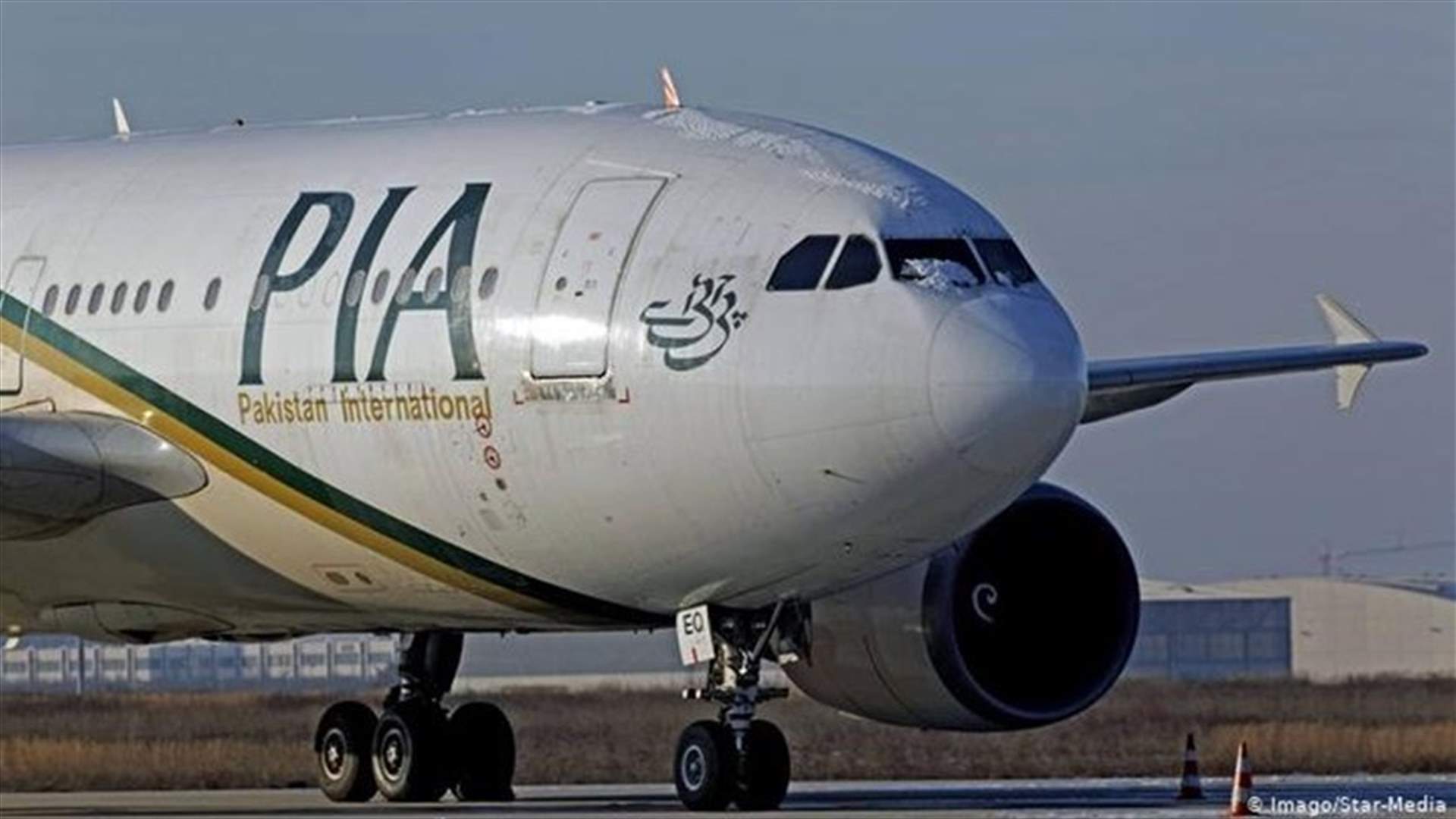 Pakistan&#39;s PIA aircraft with 107 passengers on board crashes in Karachi - officials [VIDEO]