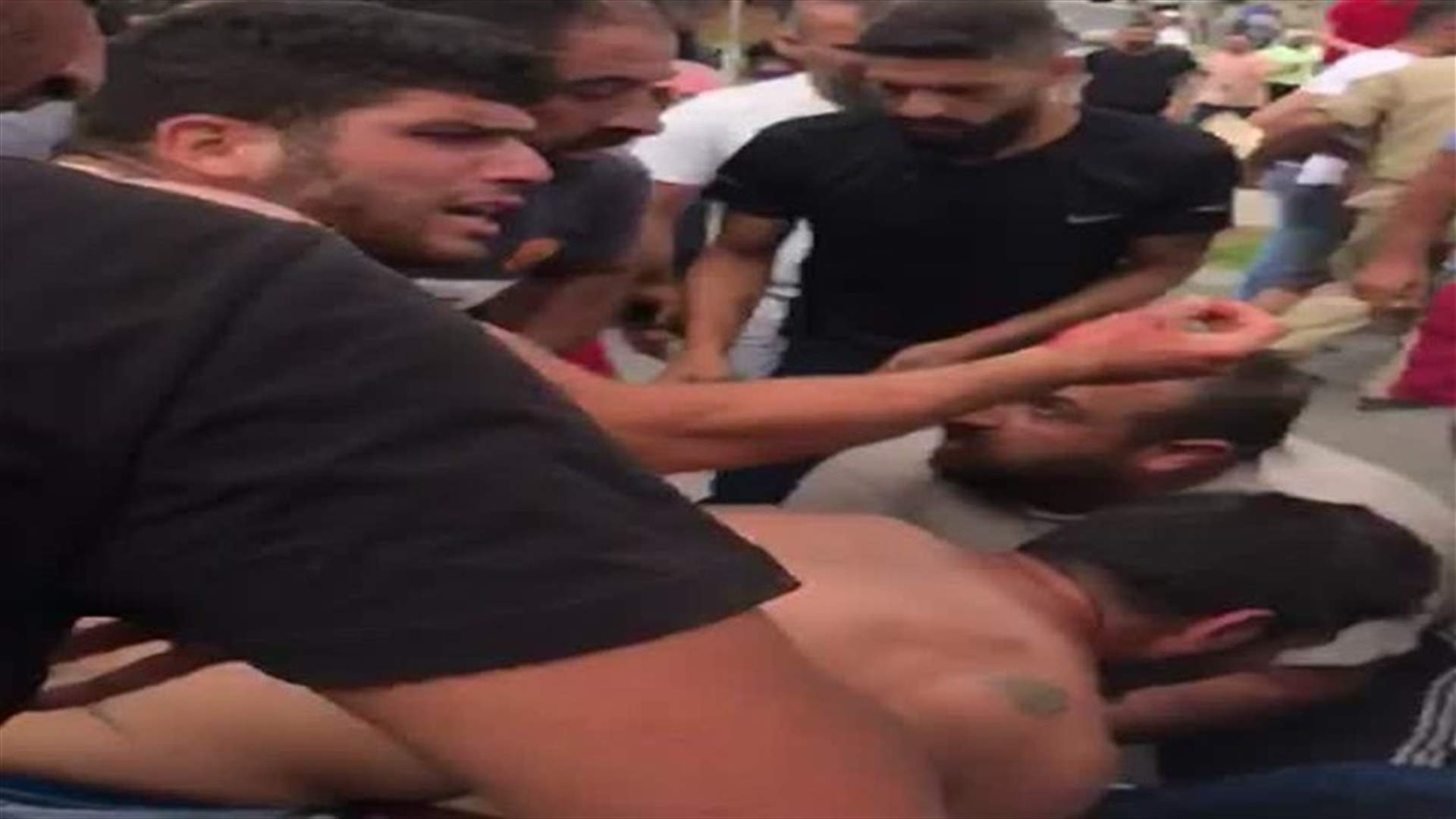 Dispute breaks out between illegal money changers in Tyre-[VIDEO]