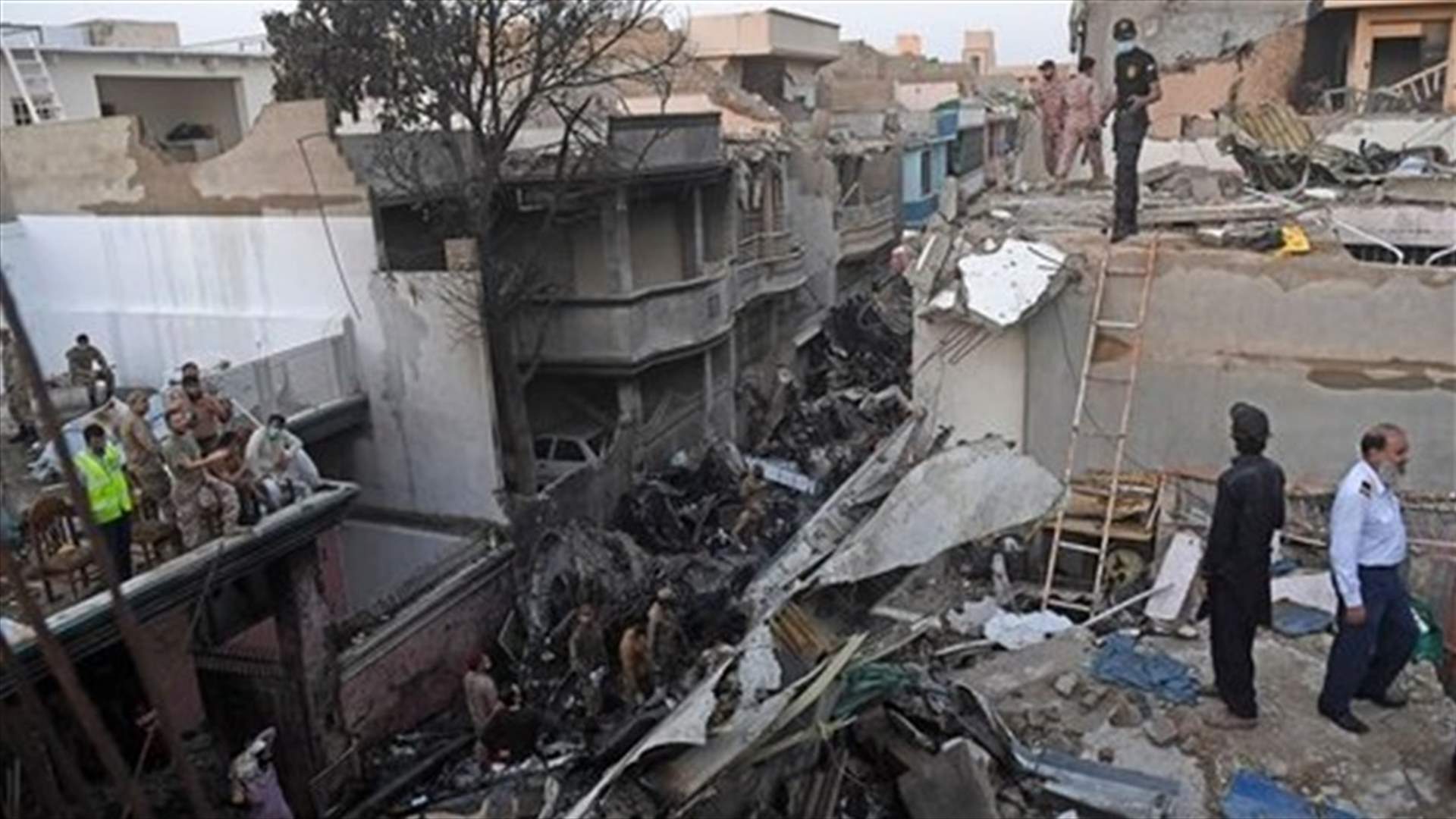 محصلة تحطّم الطائرة في باكستان بلغت 97 قتيلا... وفيديو للحظة وقوع الحادث