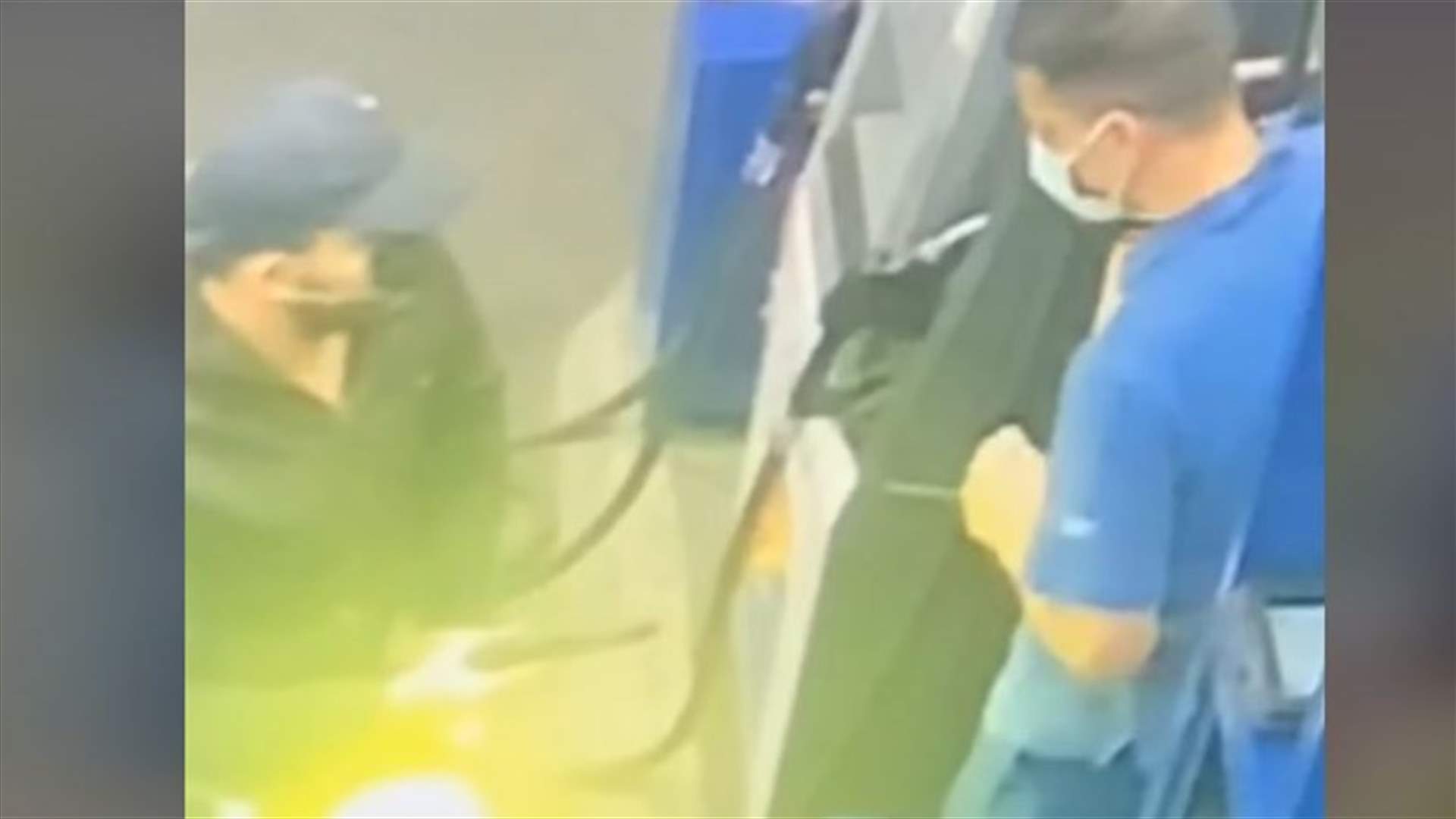 سطو مسلح على محطة وقود في كورنيش المزرعة... فيديو يُوثّق الحادثة