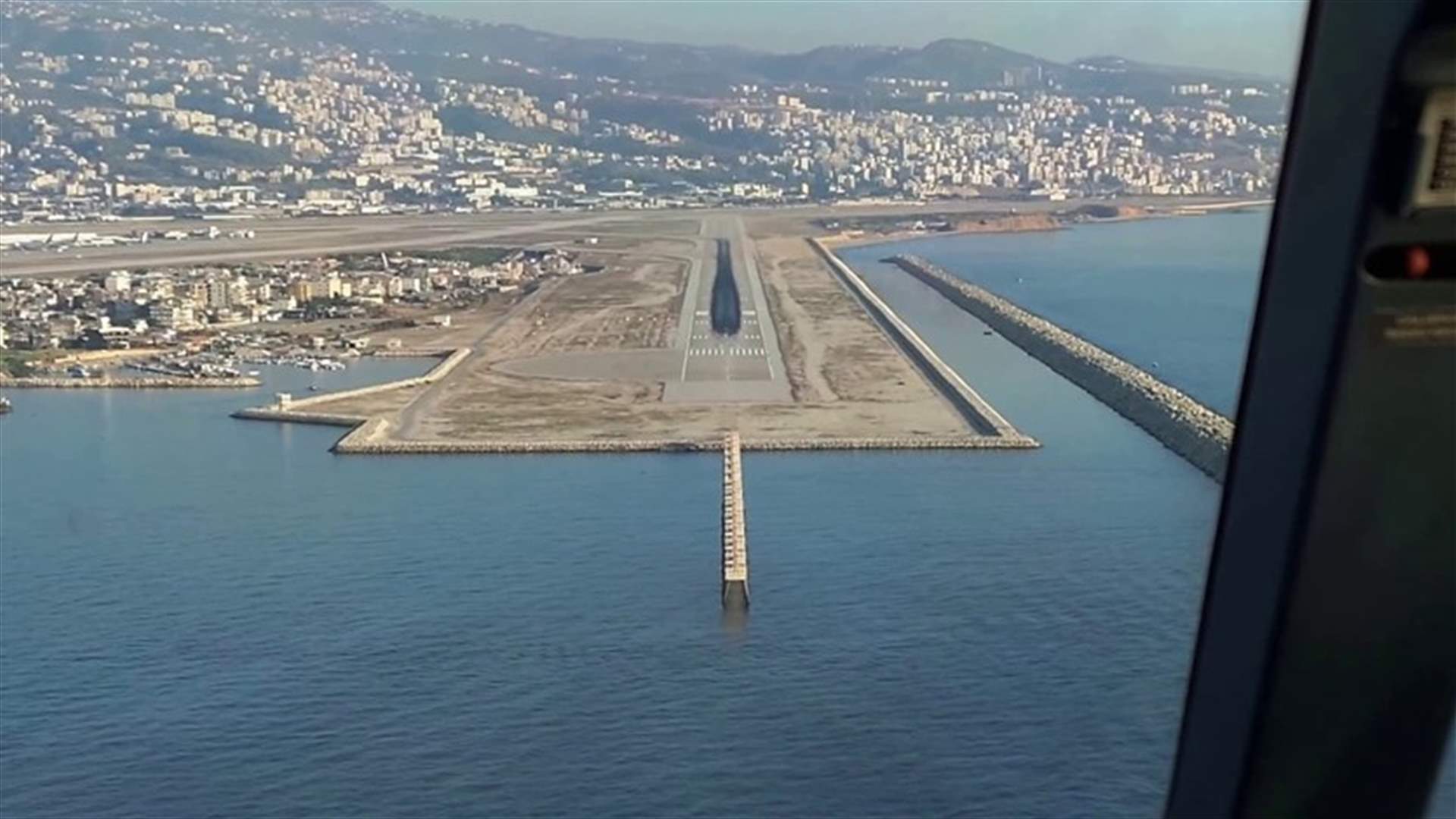 وصول طائرتين من لارنكا والدوحة ومغادرة طائرة تقل مصريين