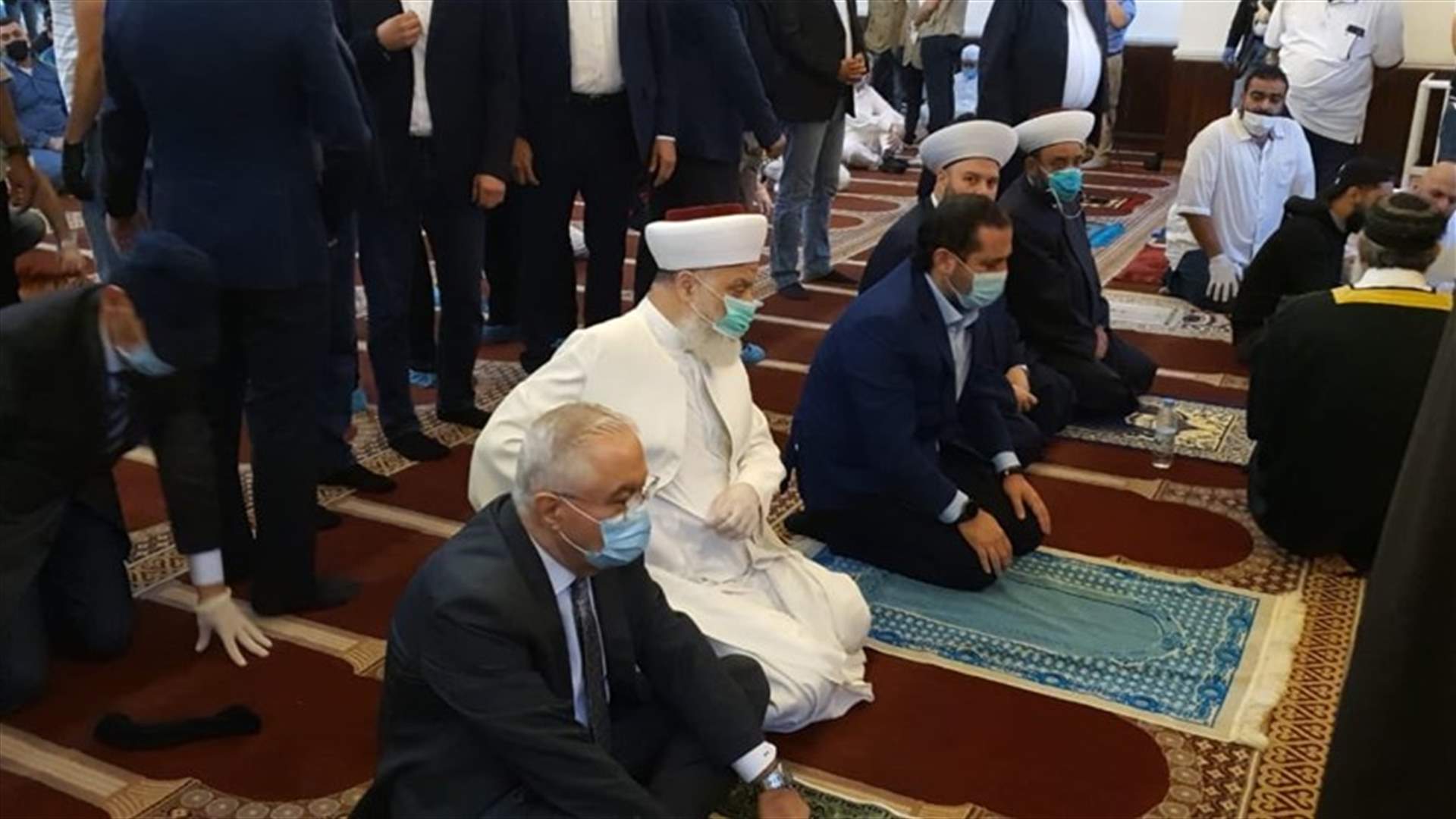الحريري غاب عن مسجد الأمين... أين أدى صلاة عيد الفطر؟ (صور)