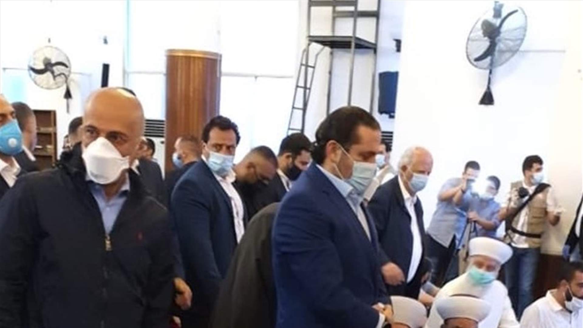 لا تباعد اجتماعيا في مسجد الإمام علي.. والحريري يخالف قواعد الوقاية من كورونا (صور)