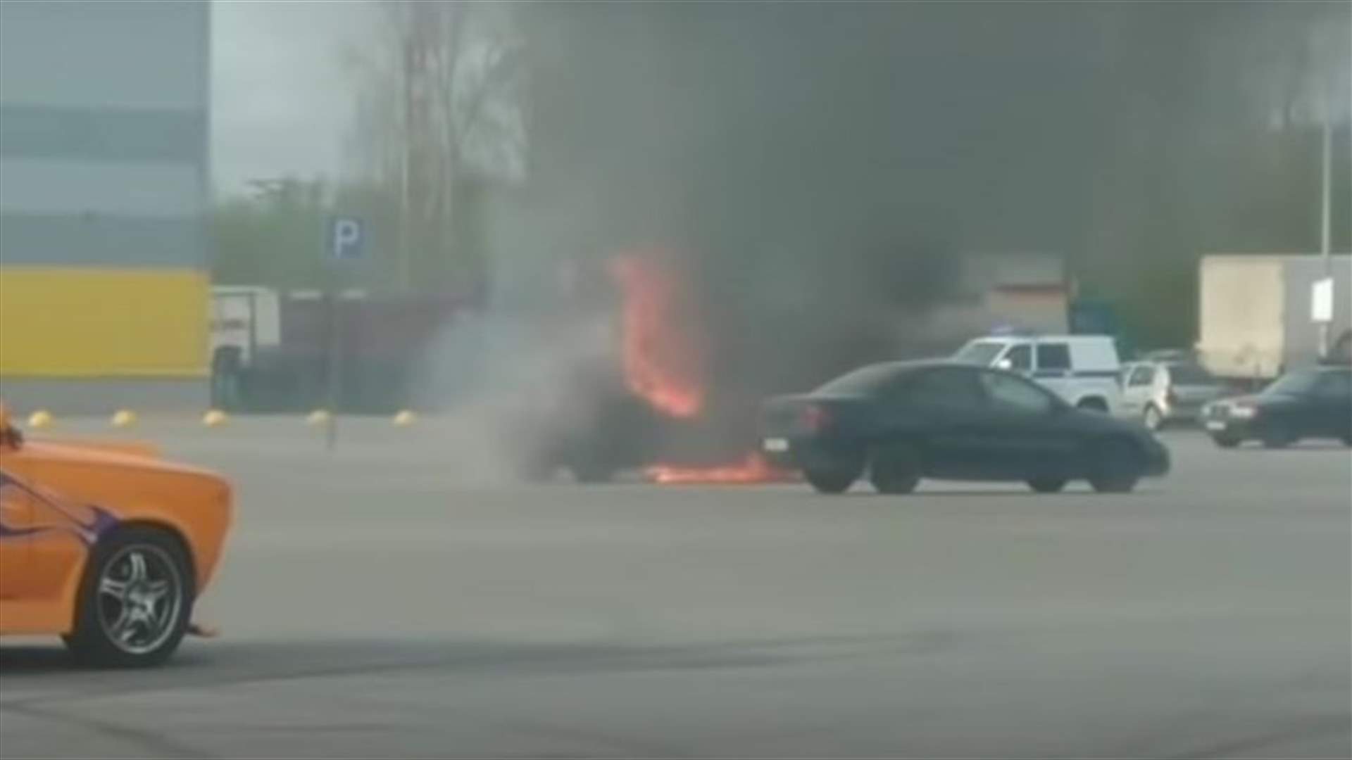 مشهد يحبس الأنفاس... لحظة إنقاذ طفلين من سيارة تحترق!