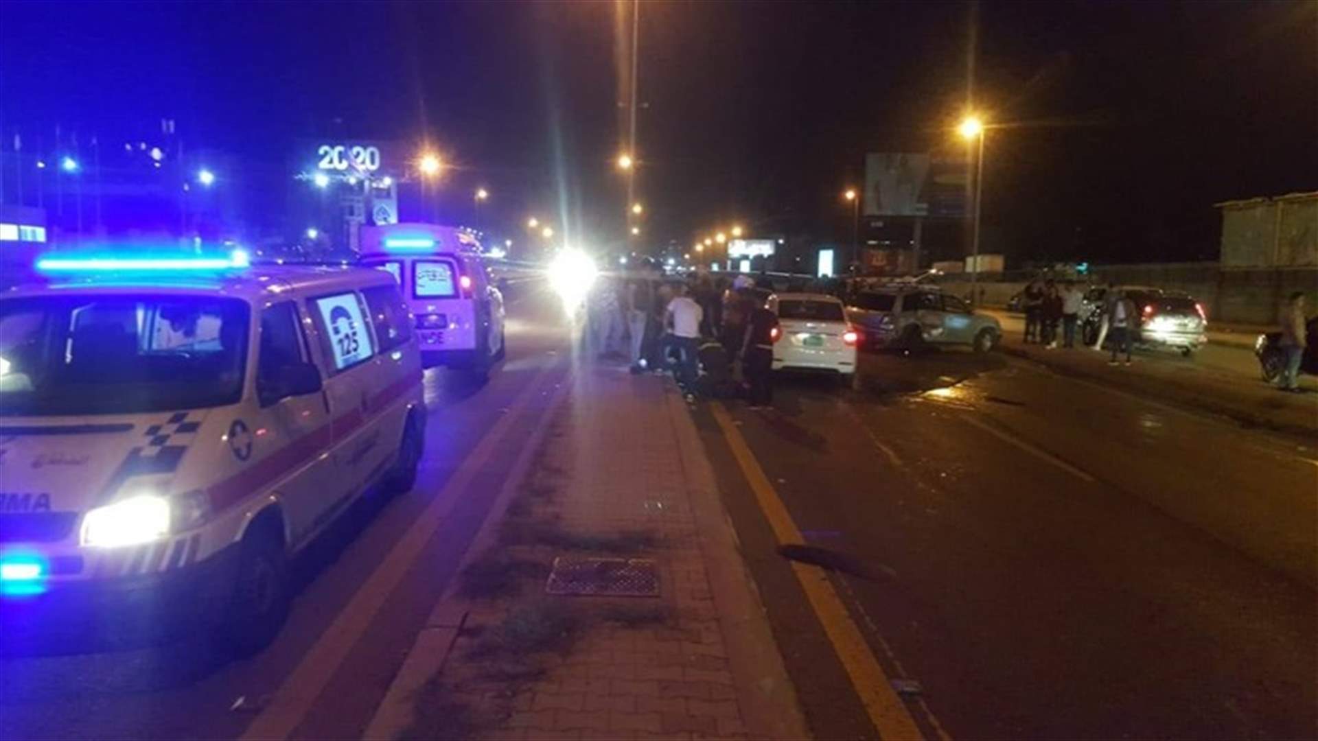 اصابات اثر حادث بين 5 سيارات على اوتوستراد الاسد... والدفاع المدني يستعين بالـmoto ambulance (صوَر)