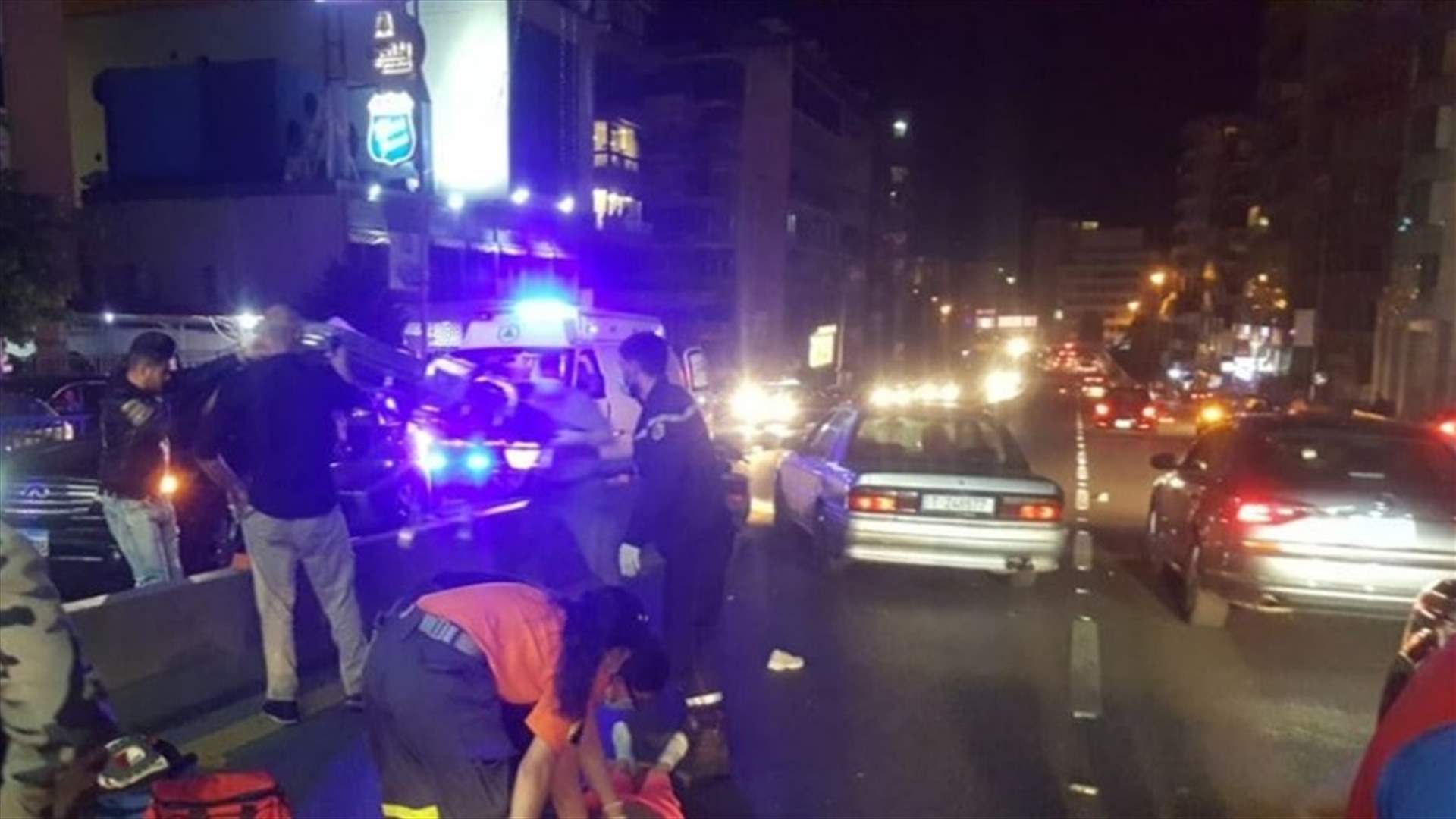 جريحتان صدما على طريق نفق سليم سلام.. وعناصر الدفاع المدني وصلوا الى المكان عبر الـmoto ambulance