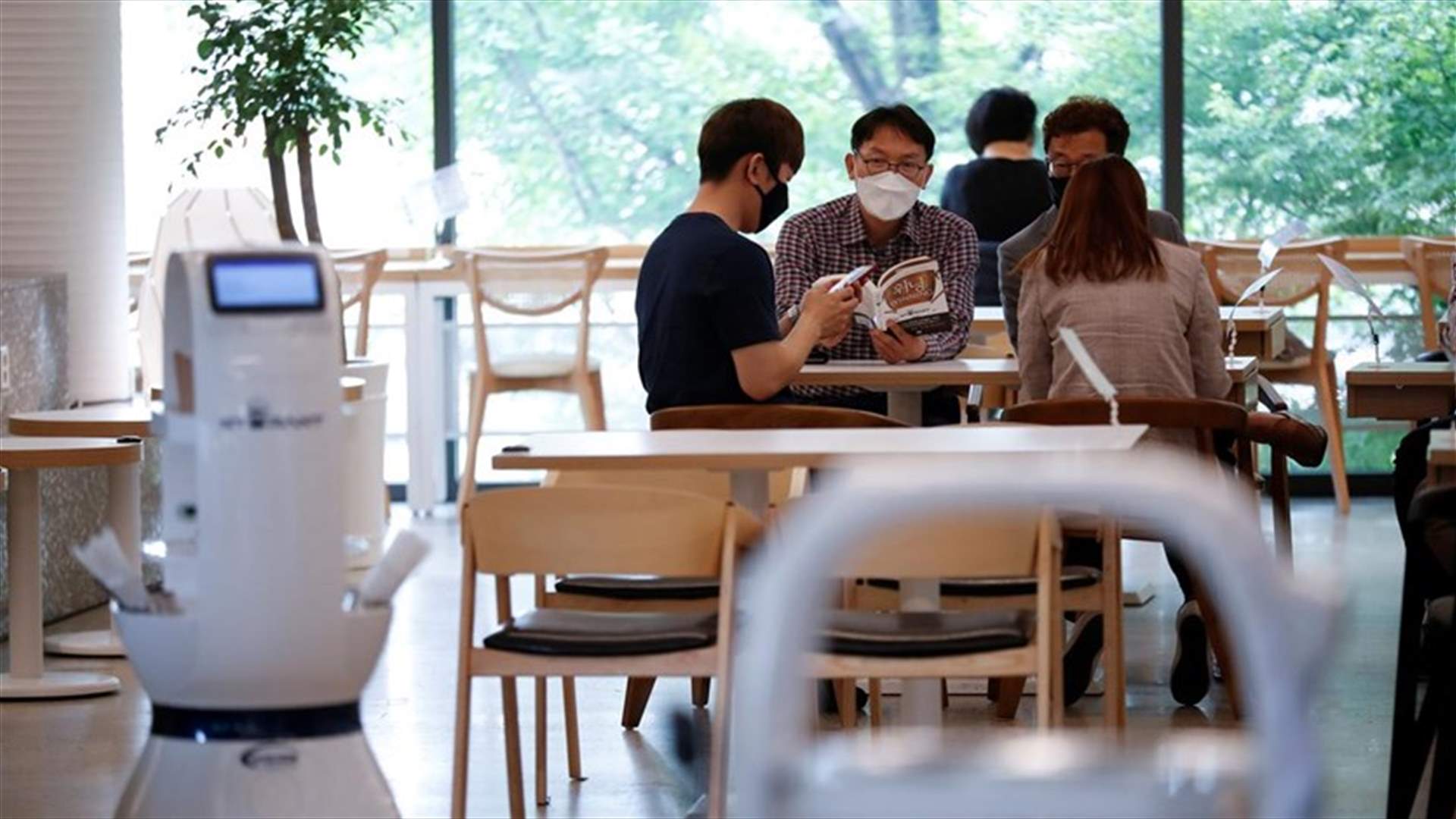 مقهى في كوريا الجنوبية يوظف روبوتاً التزاماً بالتباعد الاجتماعي