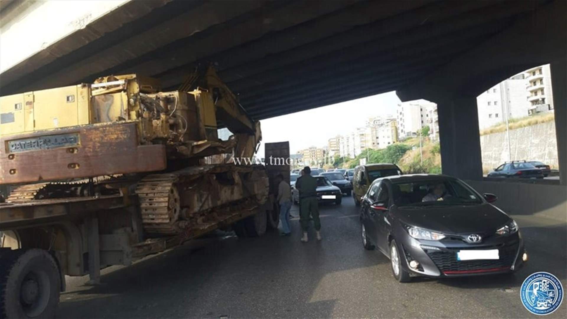 شاحنة محملة بجرافة تصطدم بجسر في خلدة... وحركة المرور كثيفة
