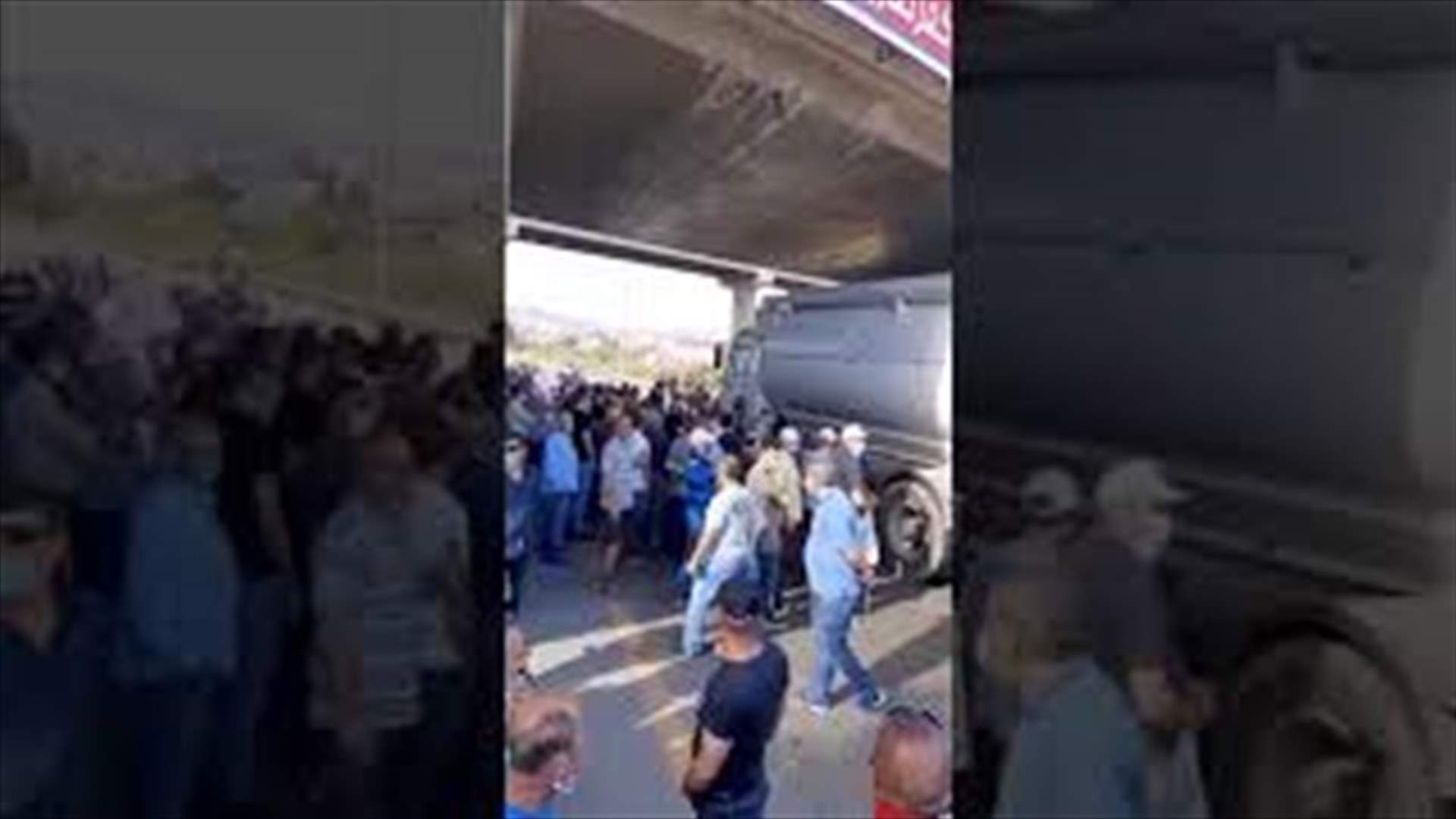وقفة احتجاجية لعمال شركة الترابة الوطنية على أوتوستراد شكا (فيديو)