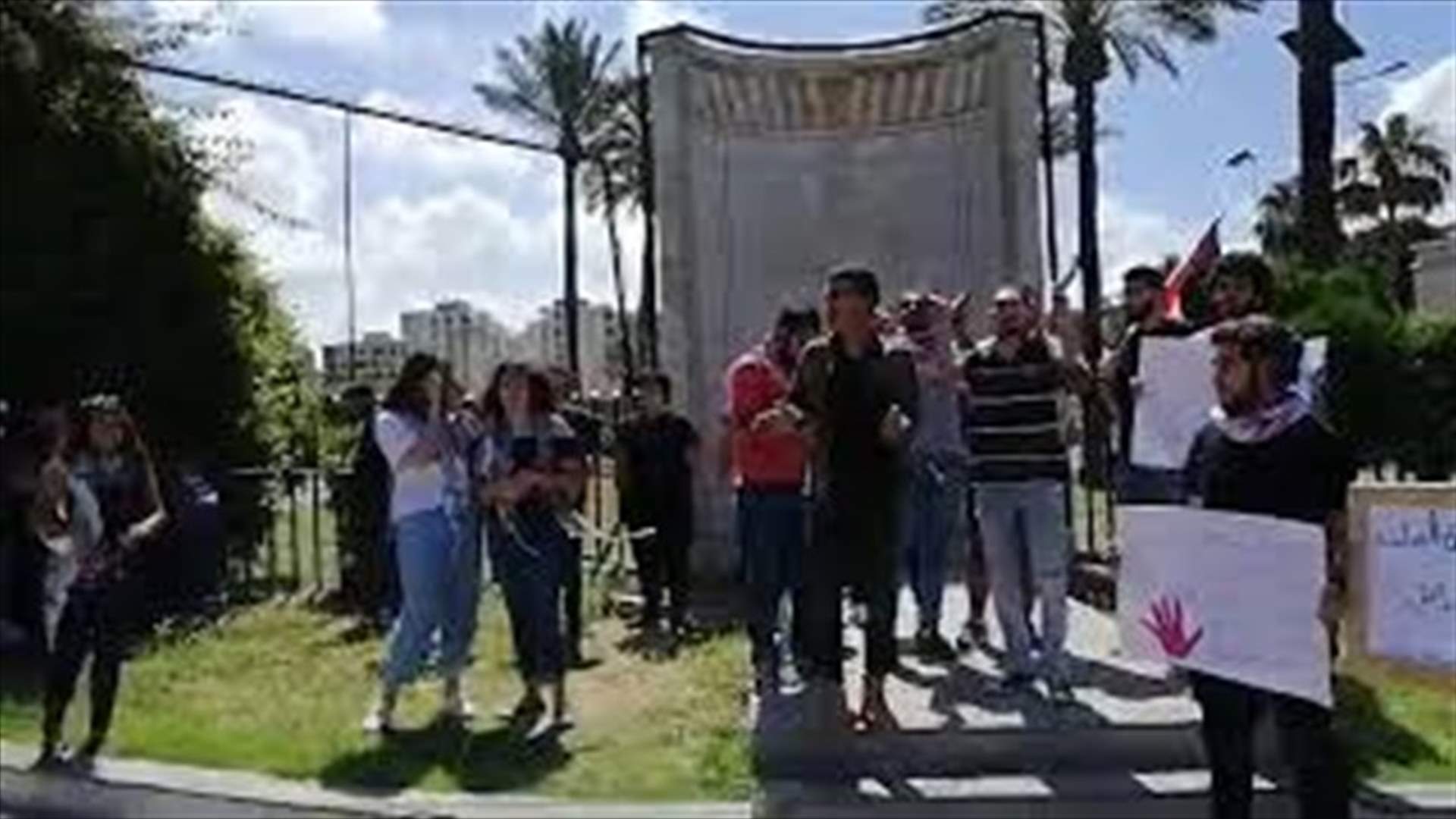 اعتصام في صيدا احتجاجًا على انعقاد الجلسة التشريعية وقانون العفو العام (فيديو)