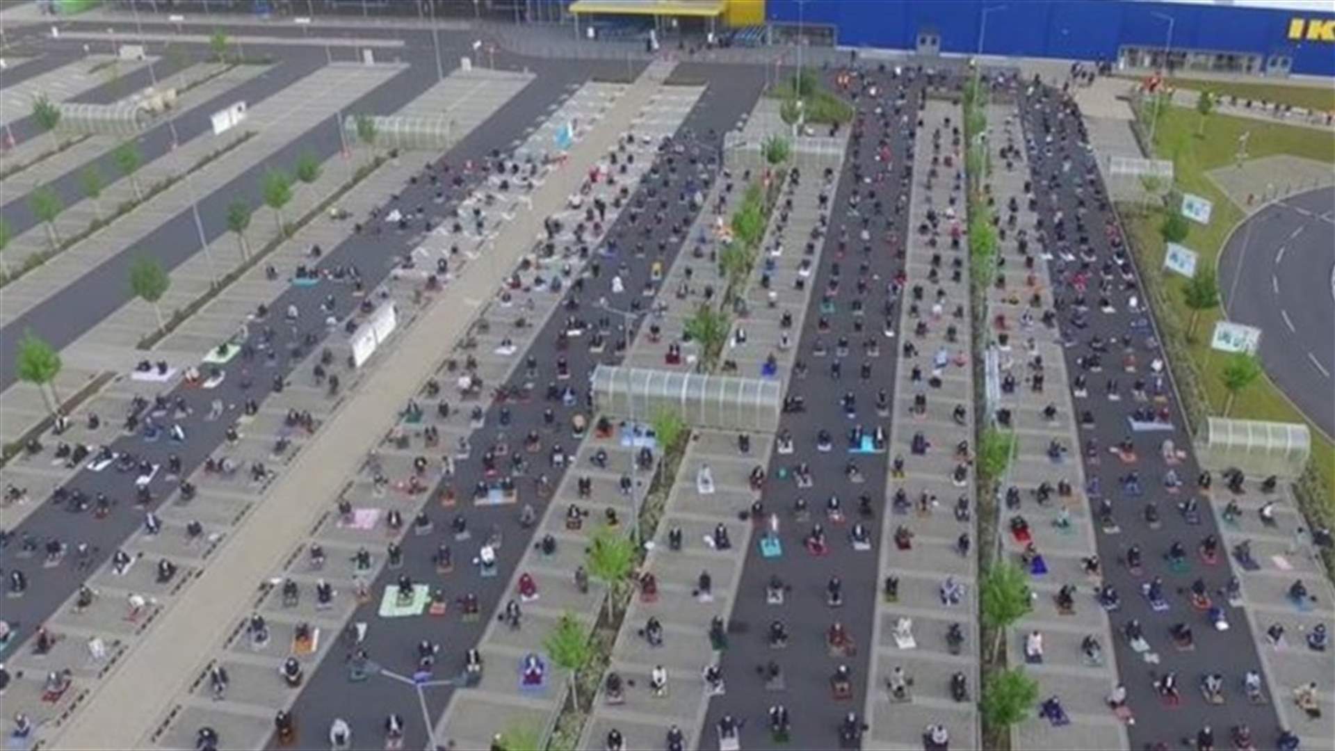 موقف سيارات مجمع تجاري شهير يتحول إلى باحة صلاة في ألمانيا (فيديو)