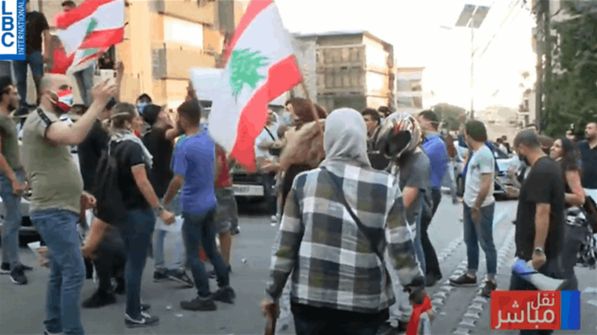 اعتصام أمام منزل باسيل في البياضة... توتر وحرق للصور (فيديو)