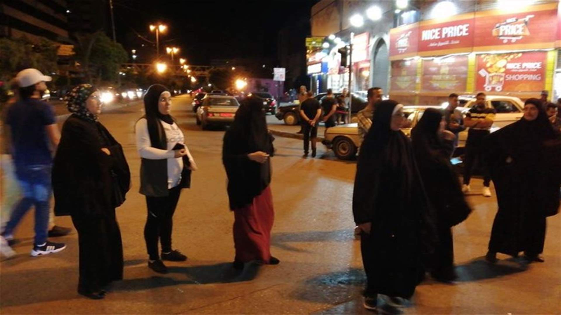 اهالي الموقوفين الاسلاميين قطعوا الطرقات المؤدية الى ساحة النور احتجاجا على عدم اقرار قانون العفو