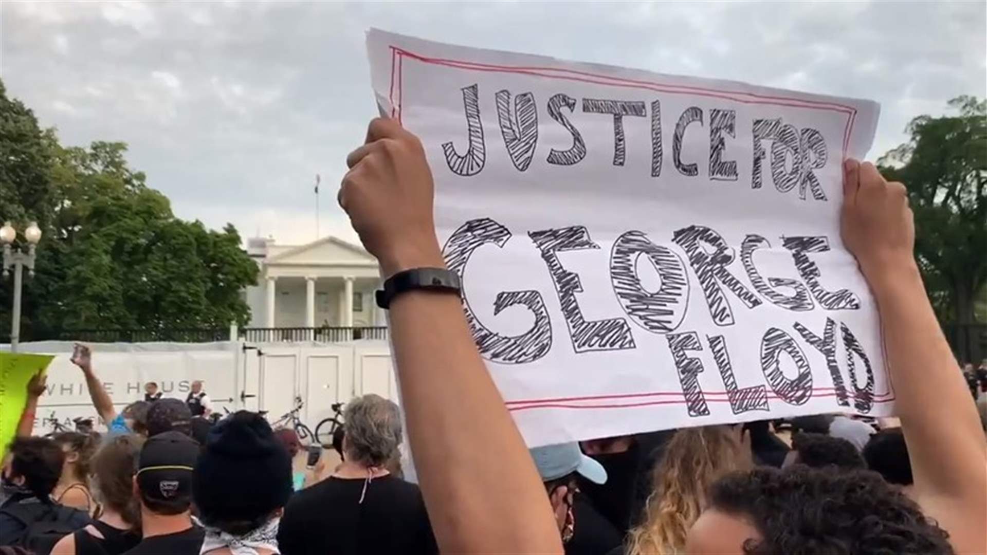المئات يتظاهرون أمام البيت الأبيض تعبيرا عن غضبهم بعد مقتل جورج فلويد