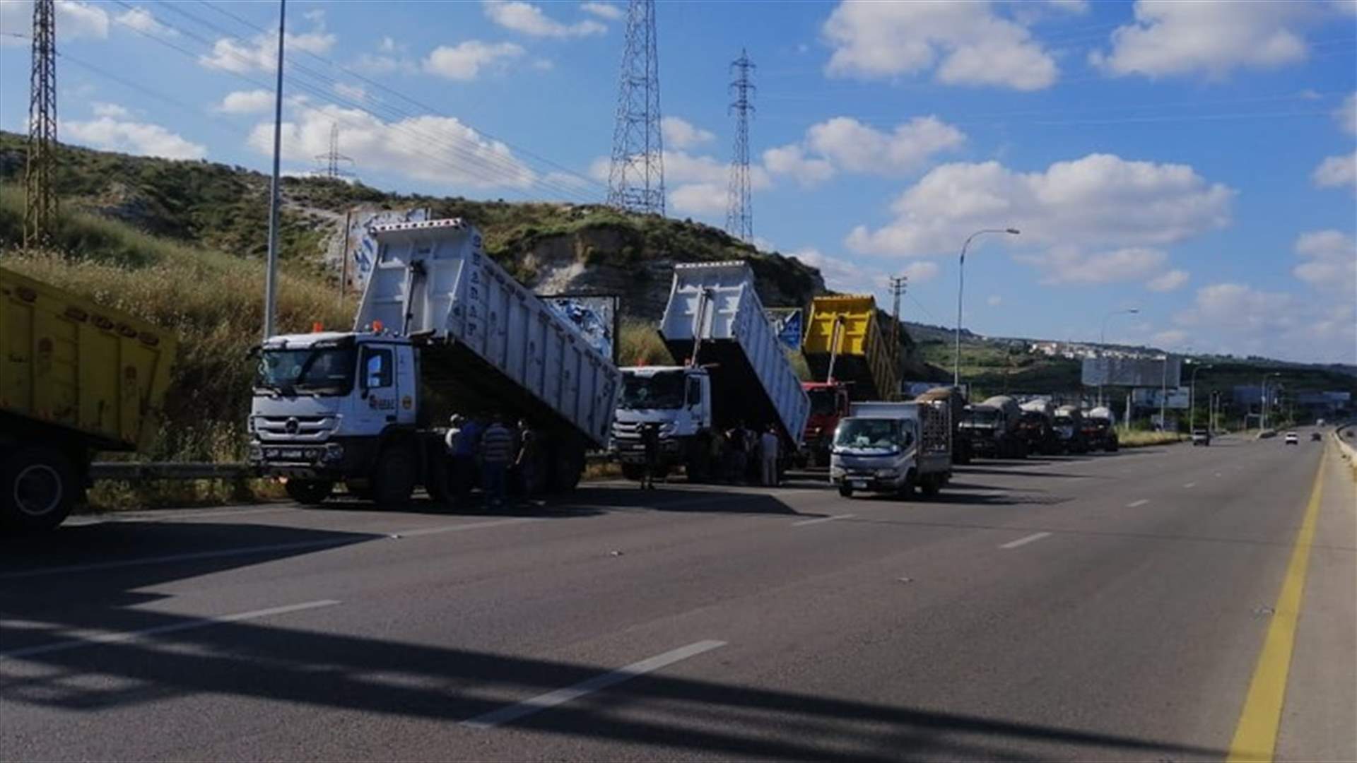 اعتصام لسائقي الشاحنات على أوتوستراد الزهراني