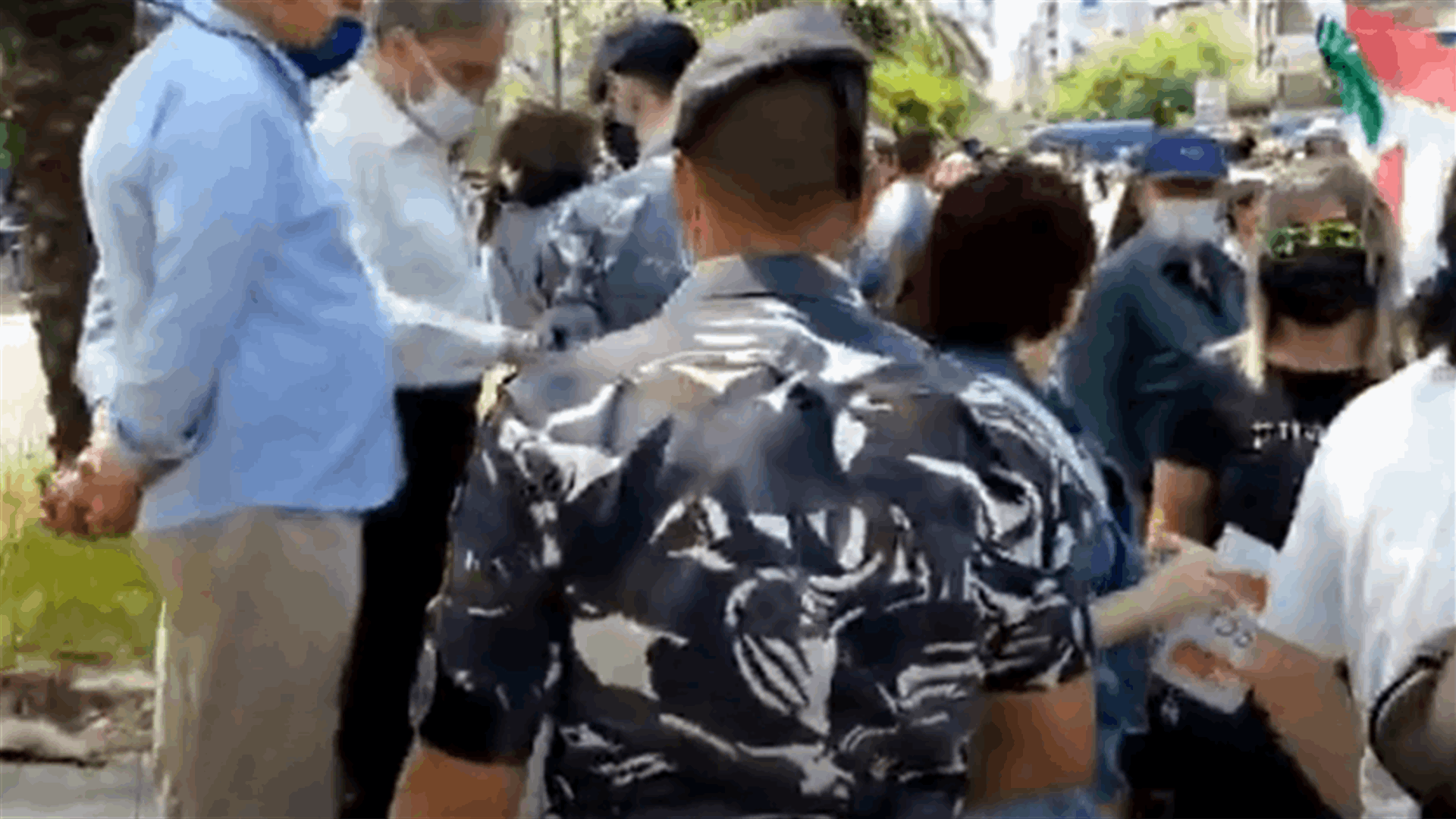 عناصر قوى الامن توزع كمامات على المتظاهرين أمام قصر العدل (فيديو)