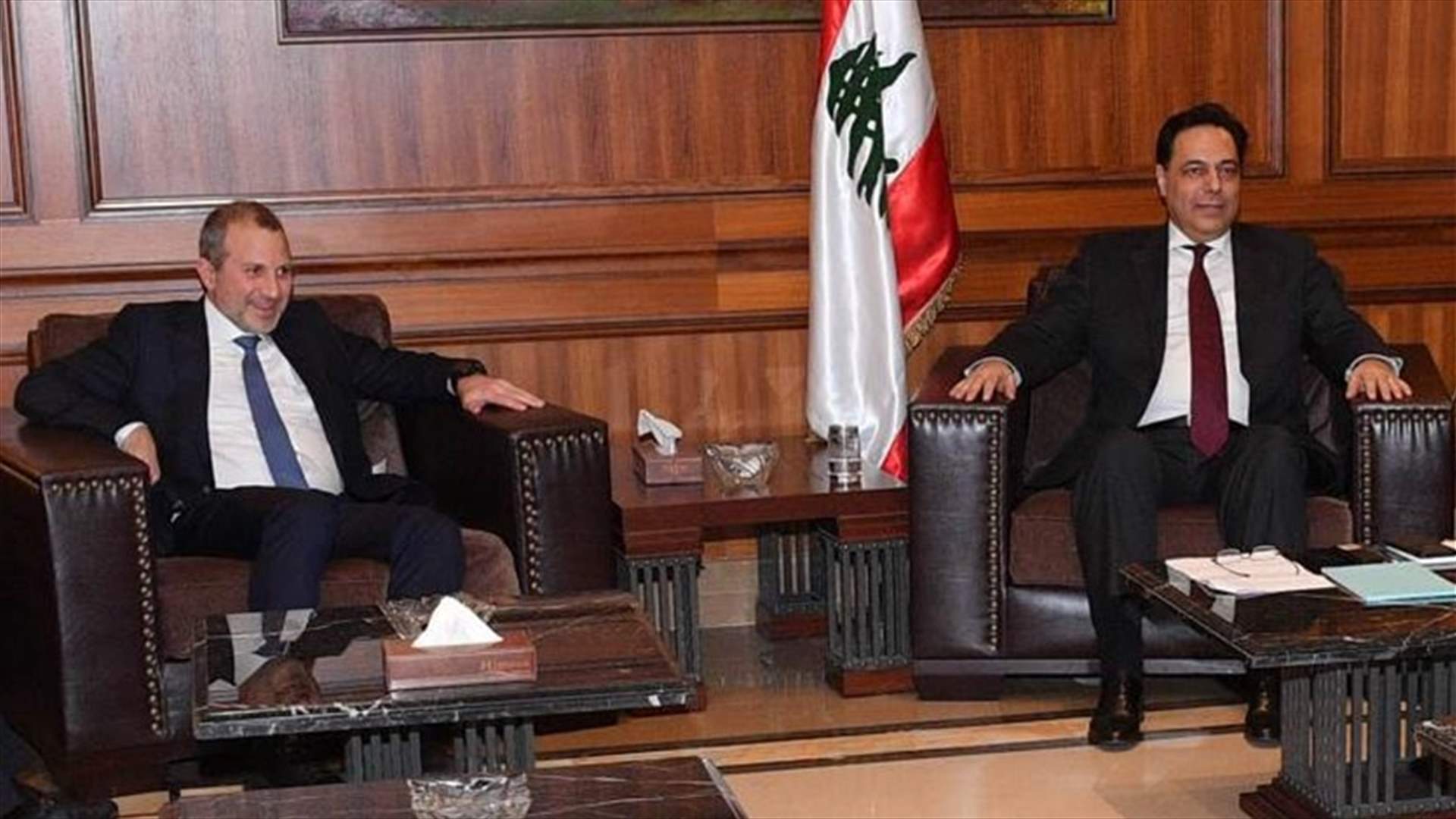 "الشرق الأوسط": تراجع دياب انتصار لباسيل وتمديد لعمر الحكومة