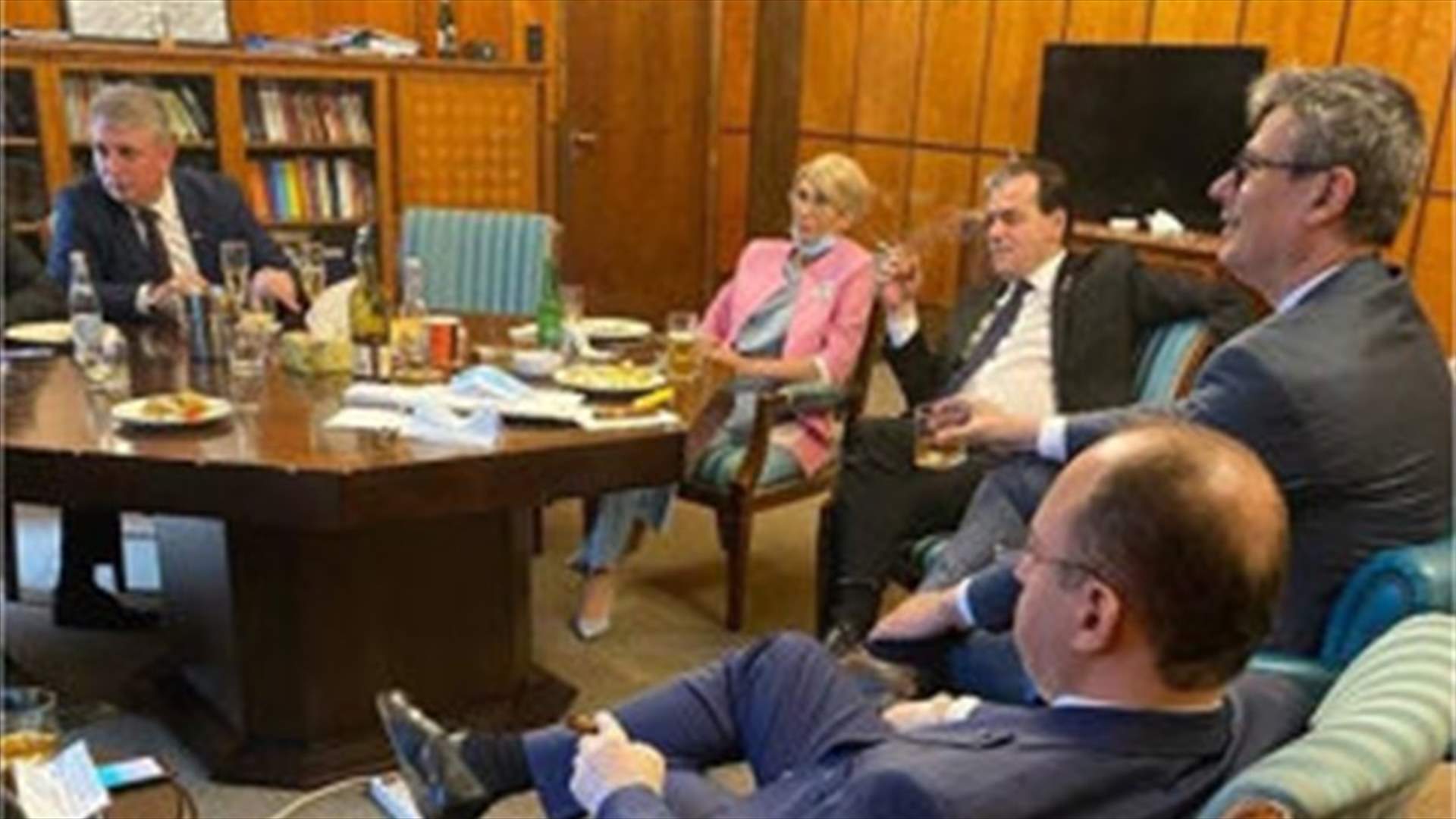 رئيس وزراء رومانيا ينتهك تدابير مكافحة كوفيد-19... ماذا فعل داخل مكتبه؟